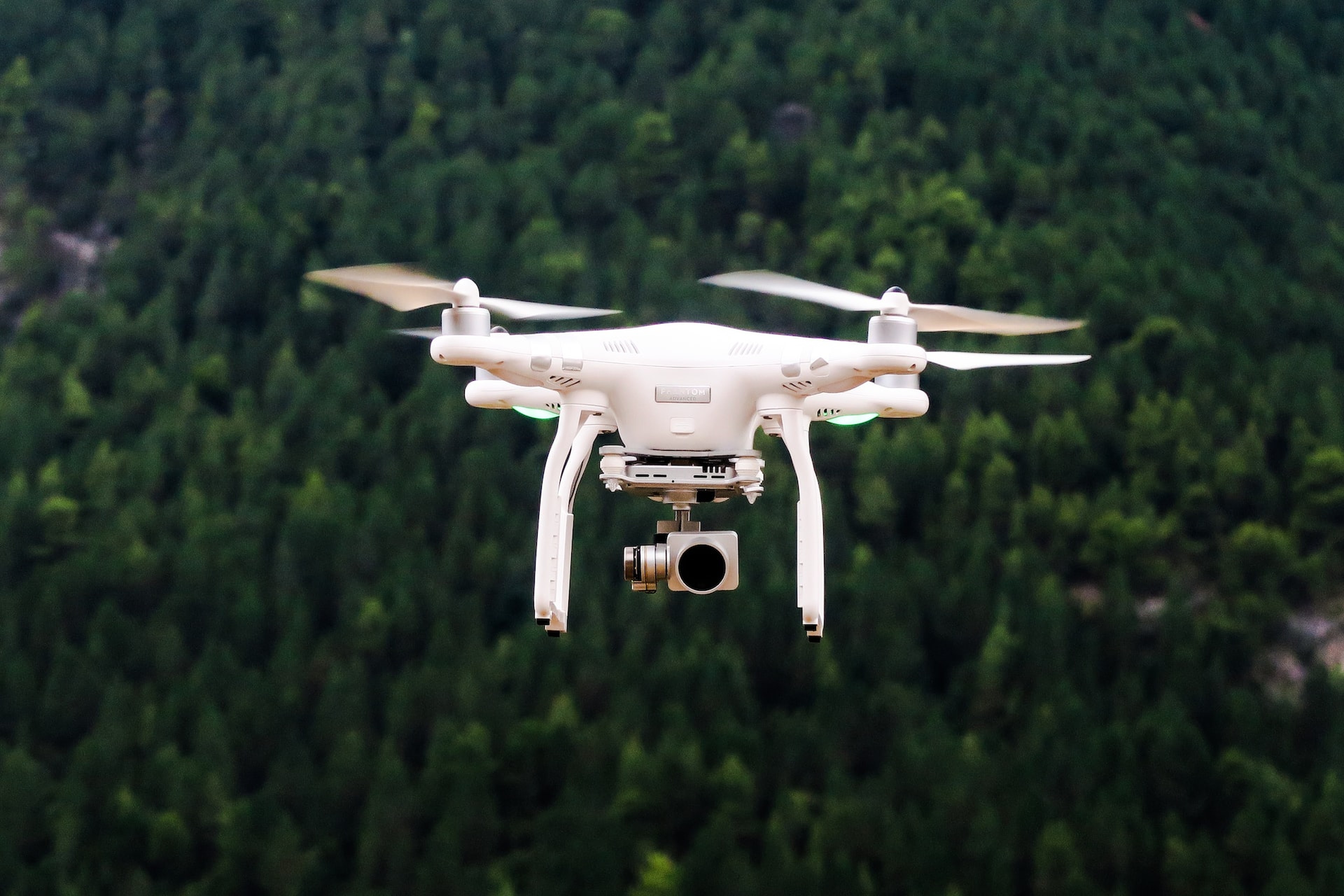 Drone en train d'inspecter les forêts