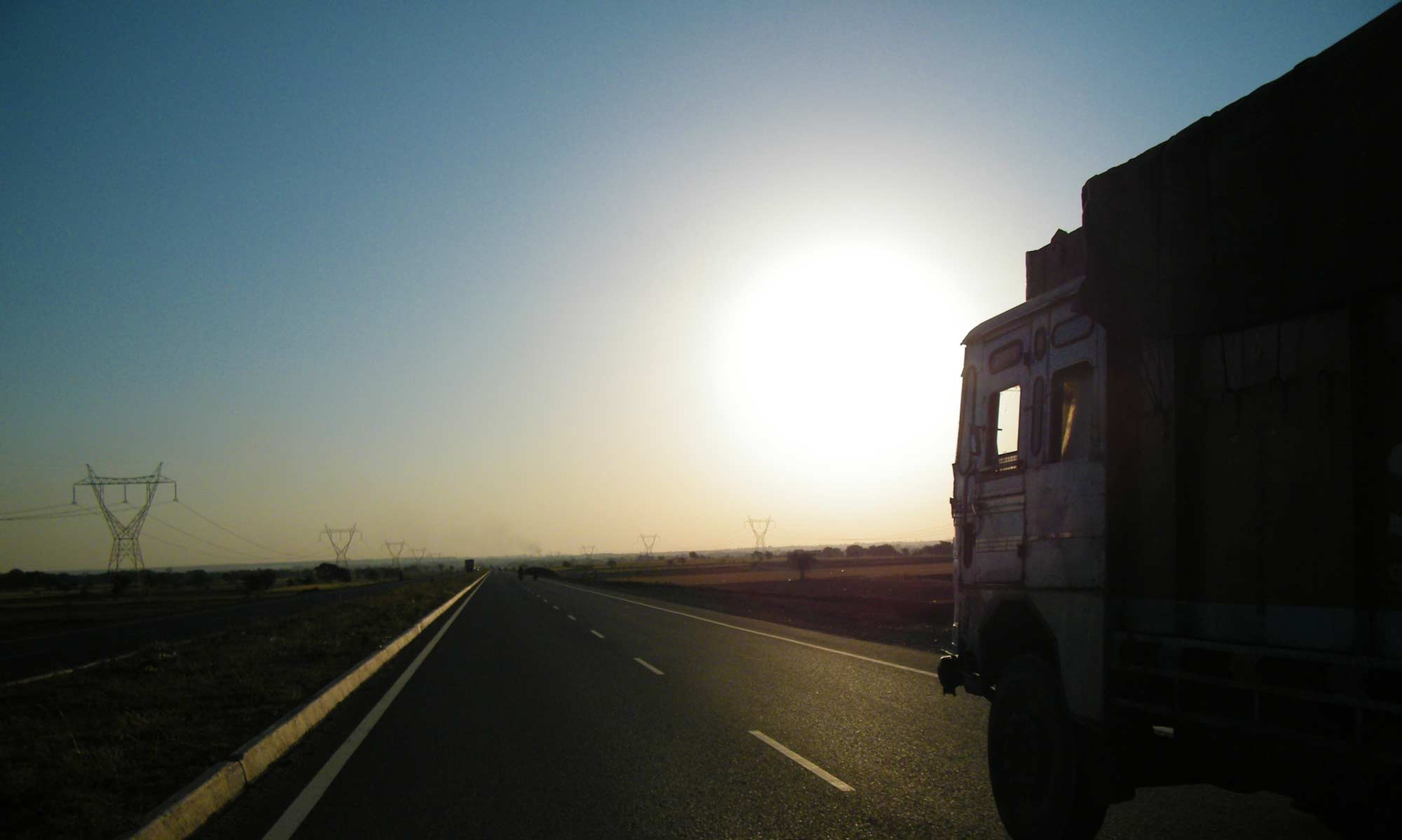 Camion avec un coucher de soleil