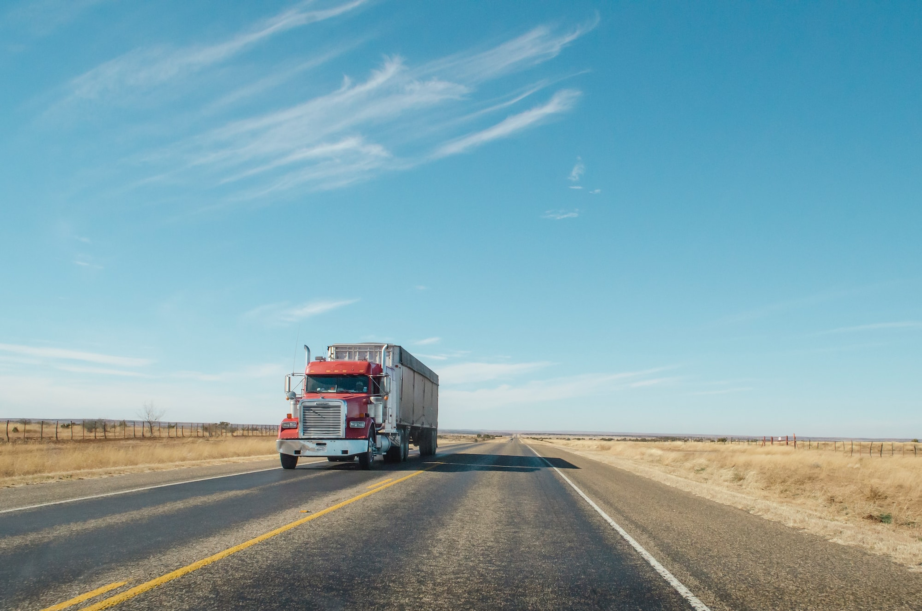Photo d'un camion sur la route