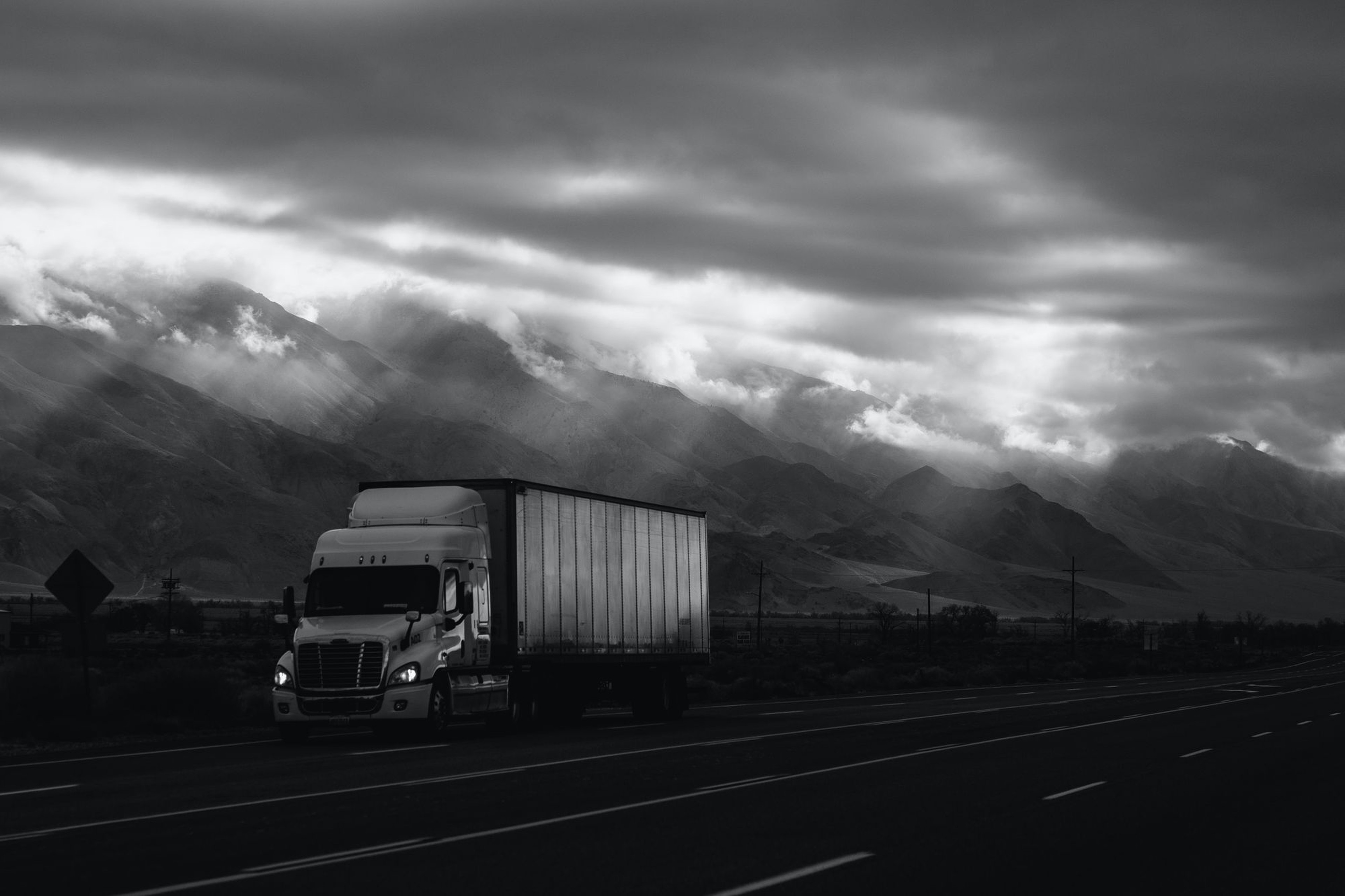 Photo d'un camion en noir et blanc