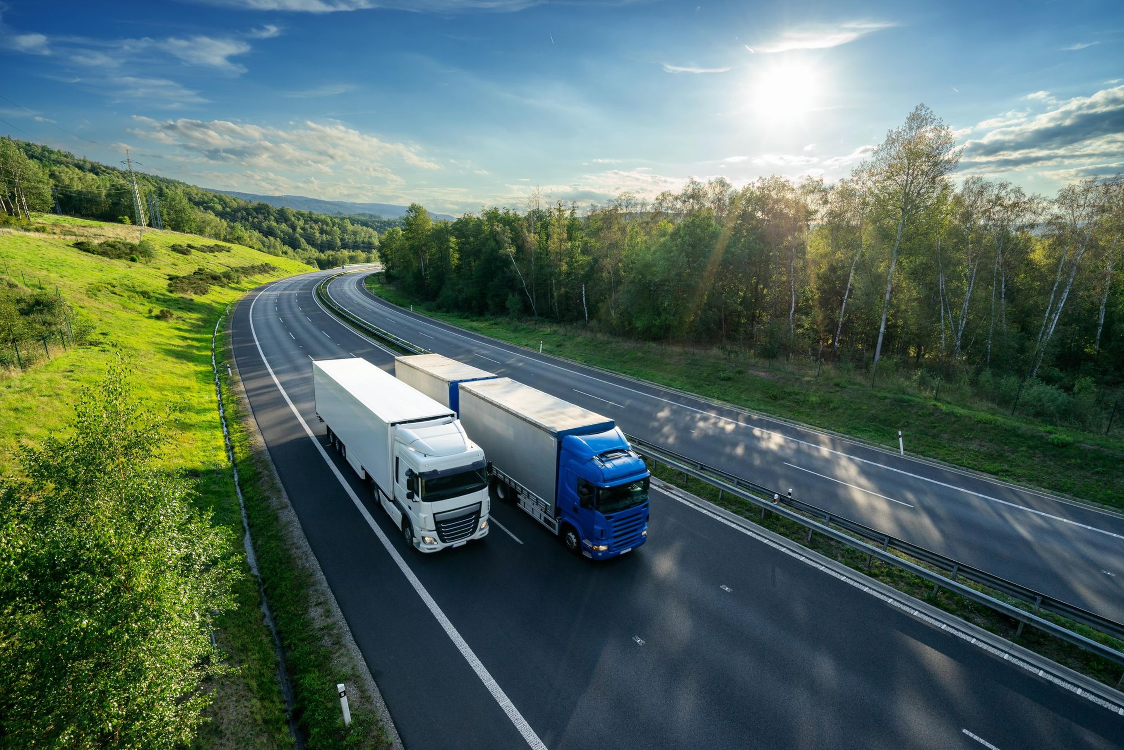 Deux camions sur l'autoroute