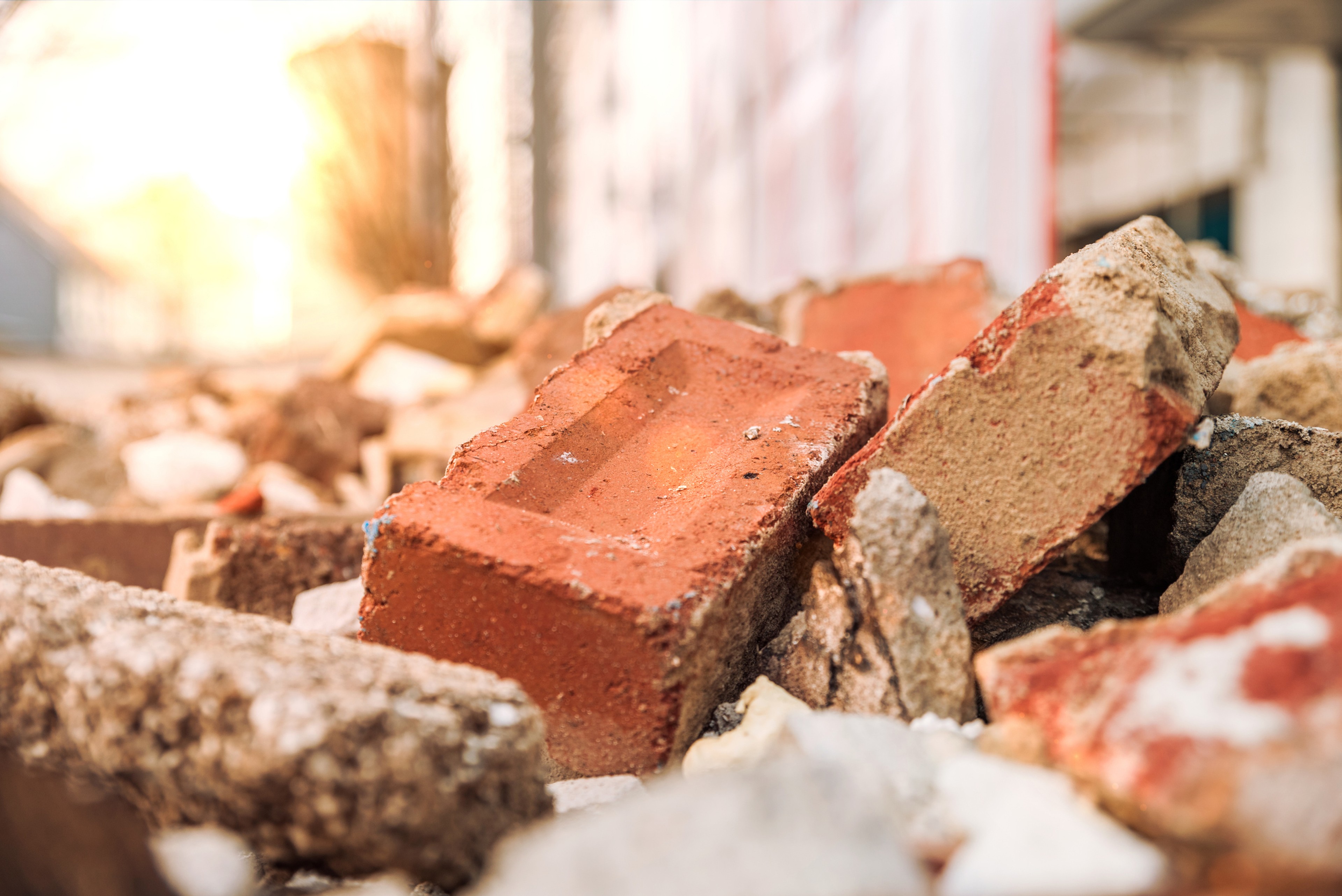 Briques, déchets sur chantier BTP