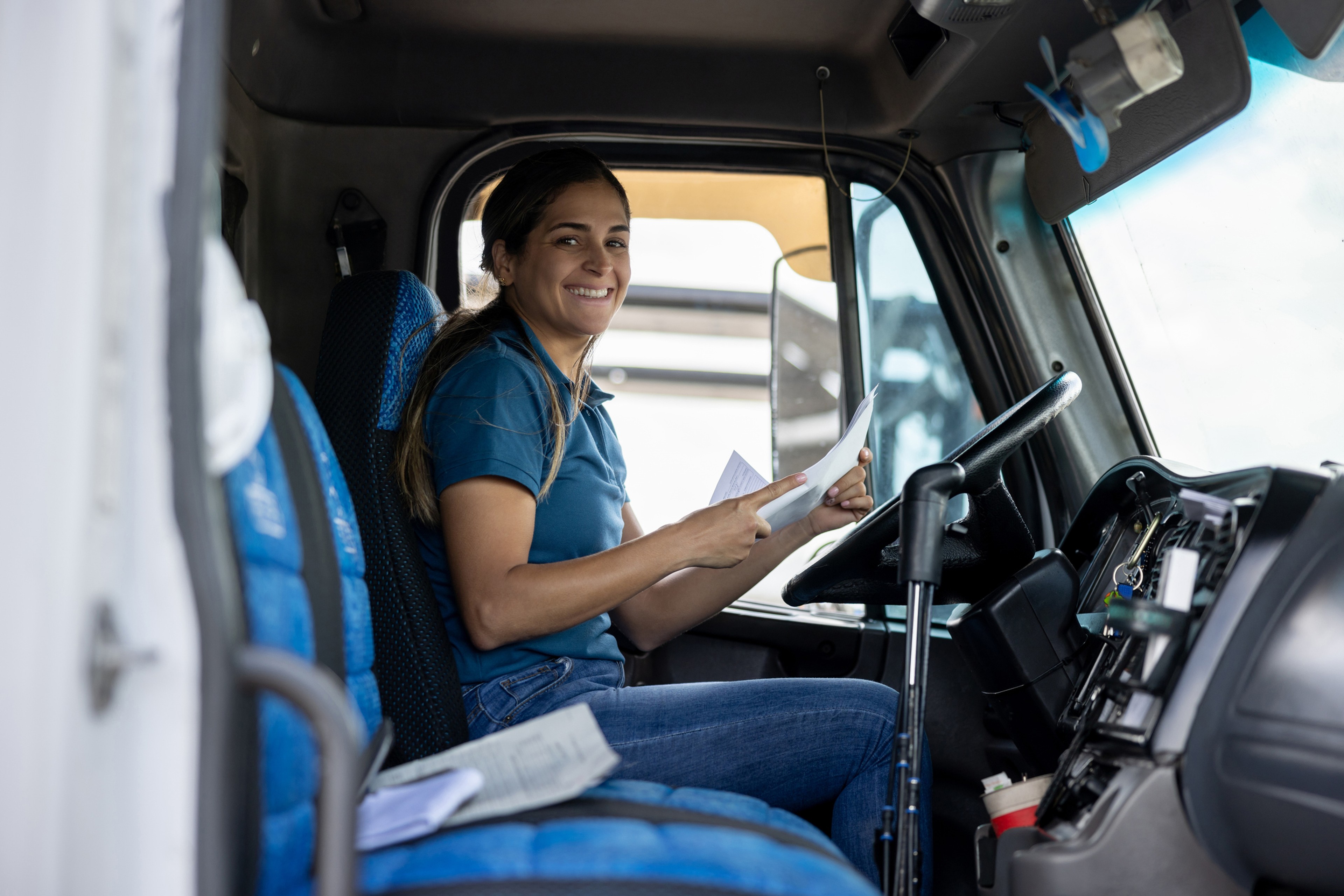 une femme en train de remplir une lettre de voiture