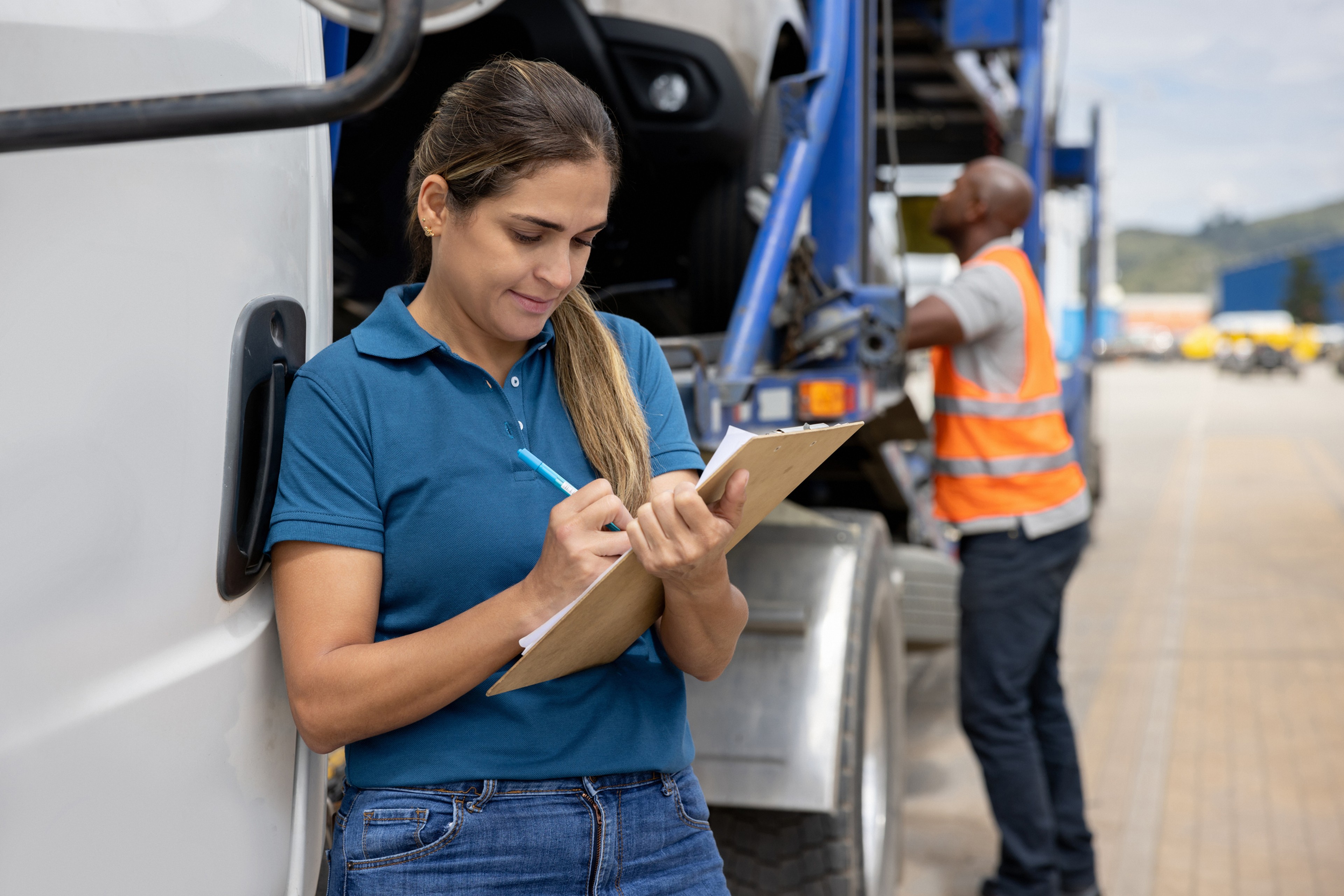 Contrôle d'un véhicule fait par une employée logistique