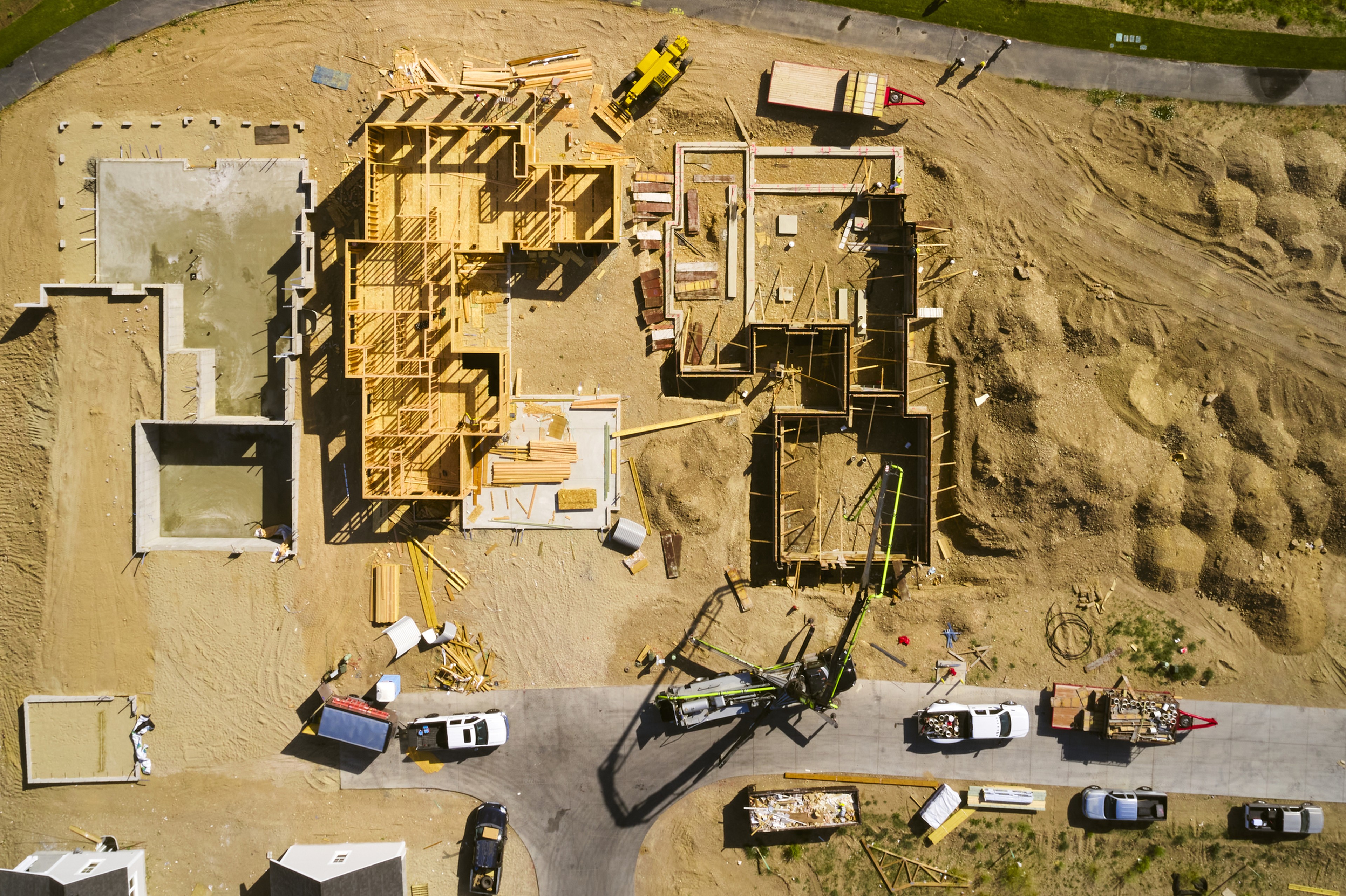 Chantier en entier avec transporteurs BTP