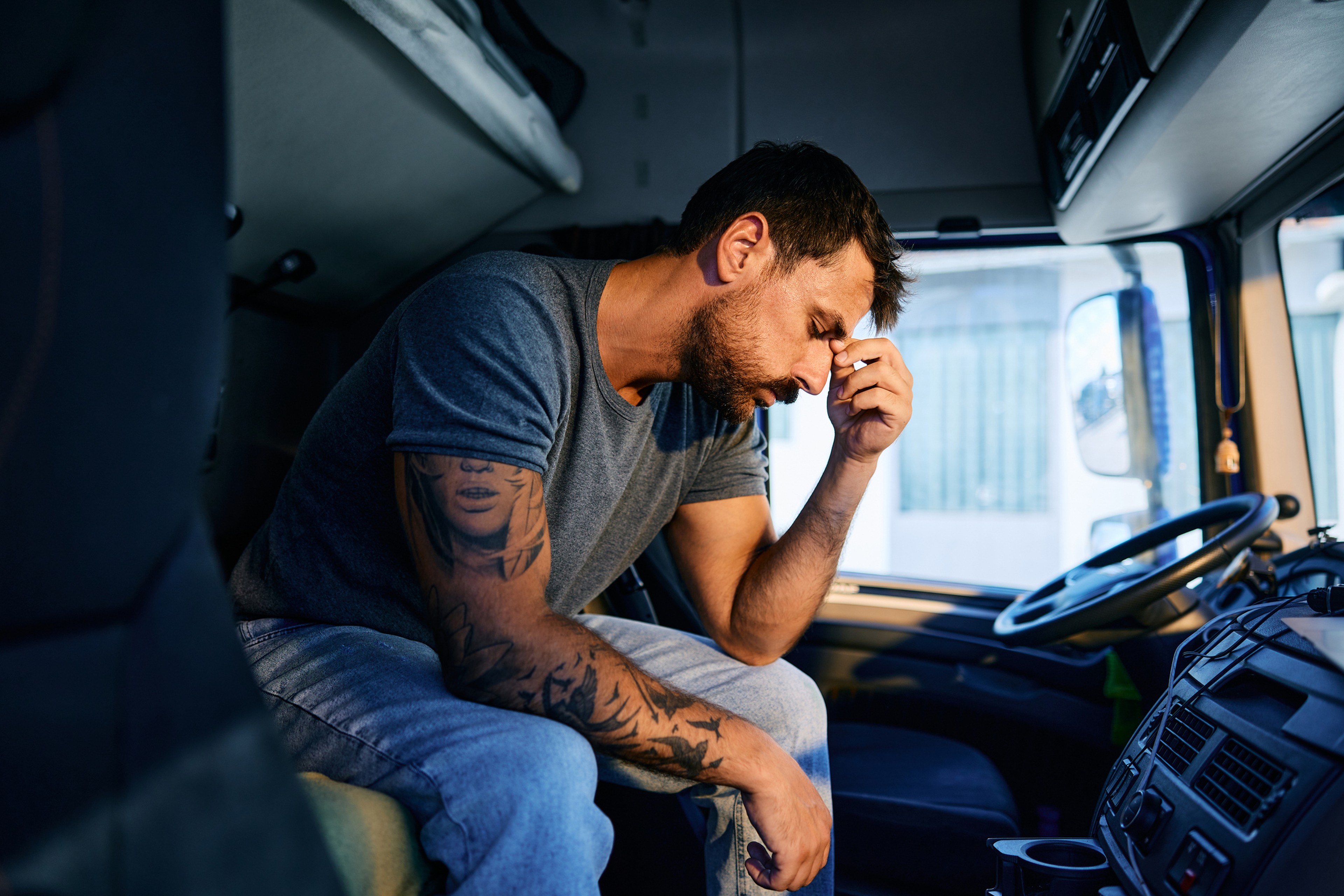 Conductor y jefe de empresa cansado de la situación