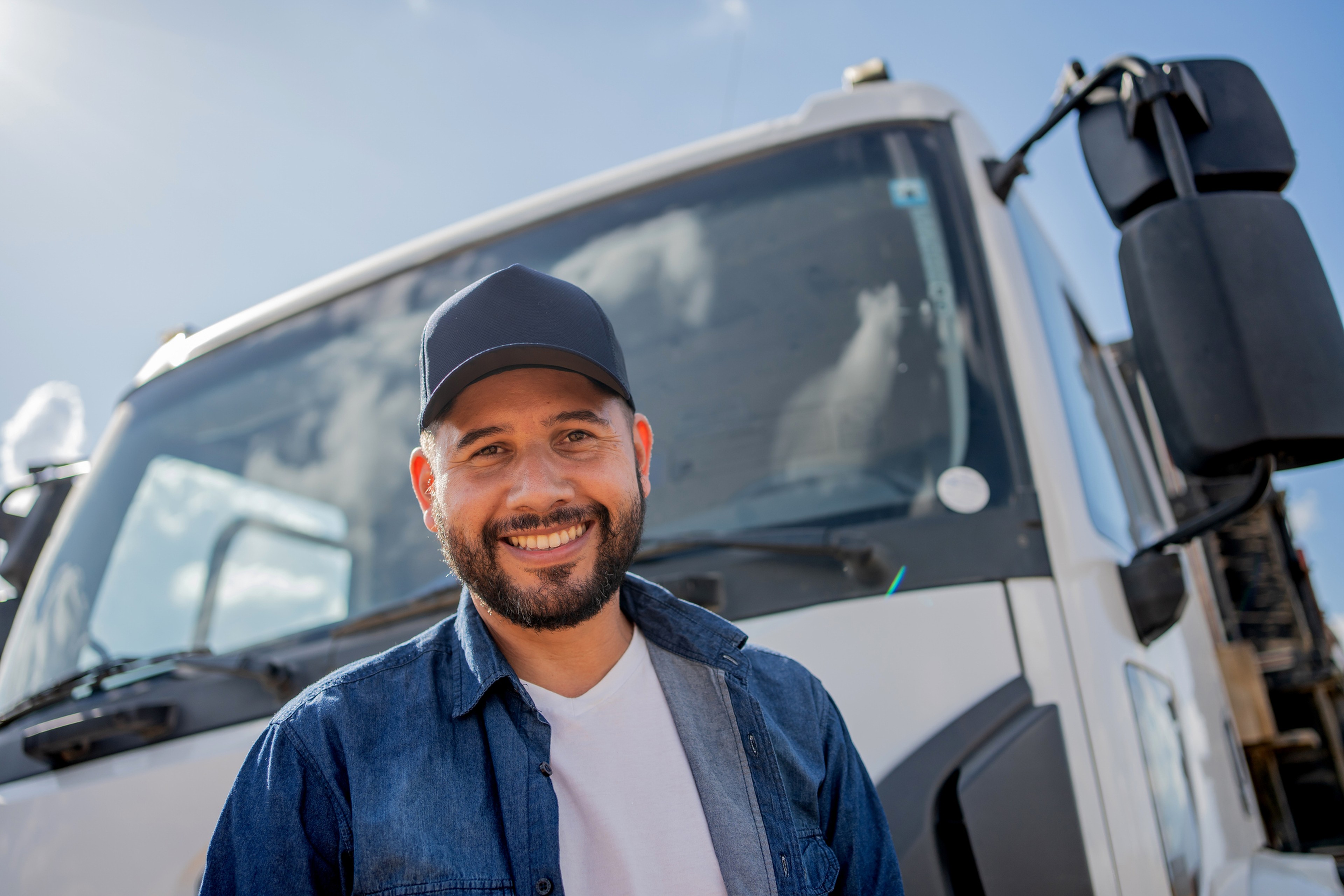 Chauffeur routier heureux de son transport vrac