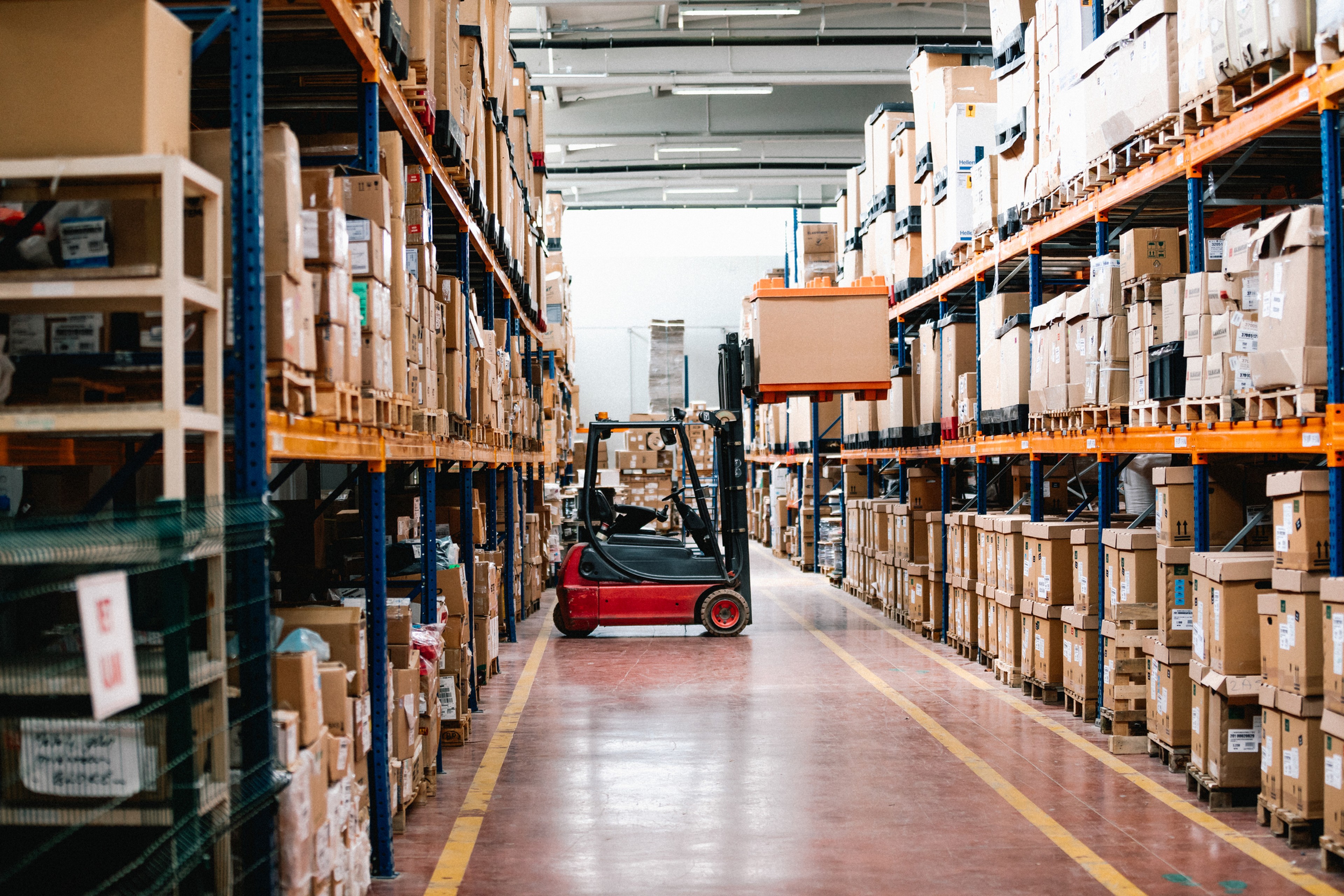 Chariot élévateur dans l'entrepôt logistique