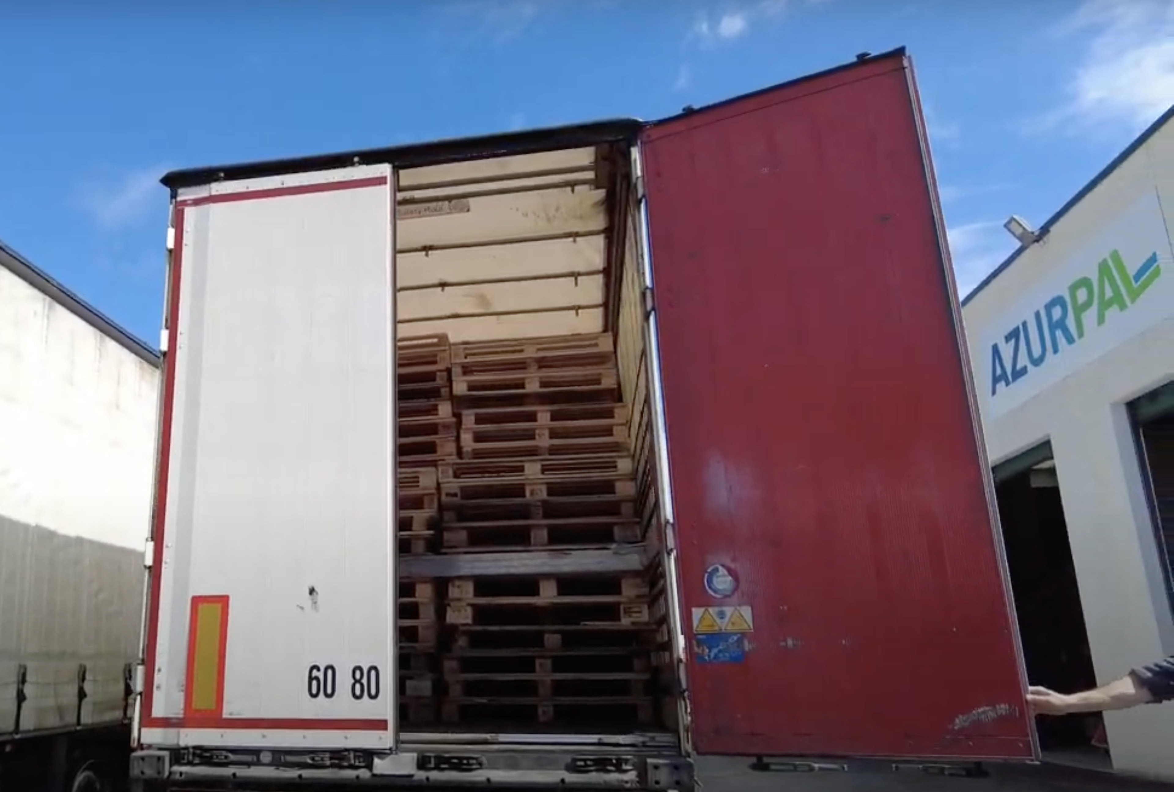 Camion ouvert sur le site d'Azurpal, palettes de bois prêtes pour transport