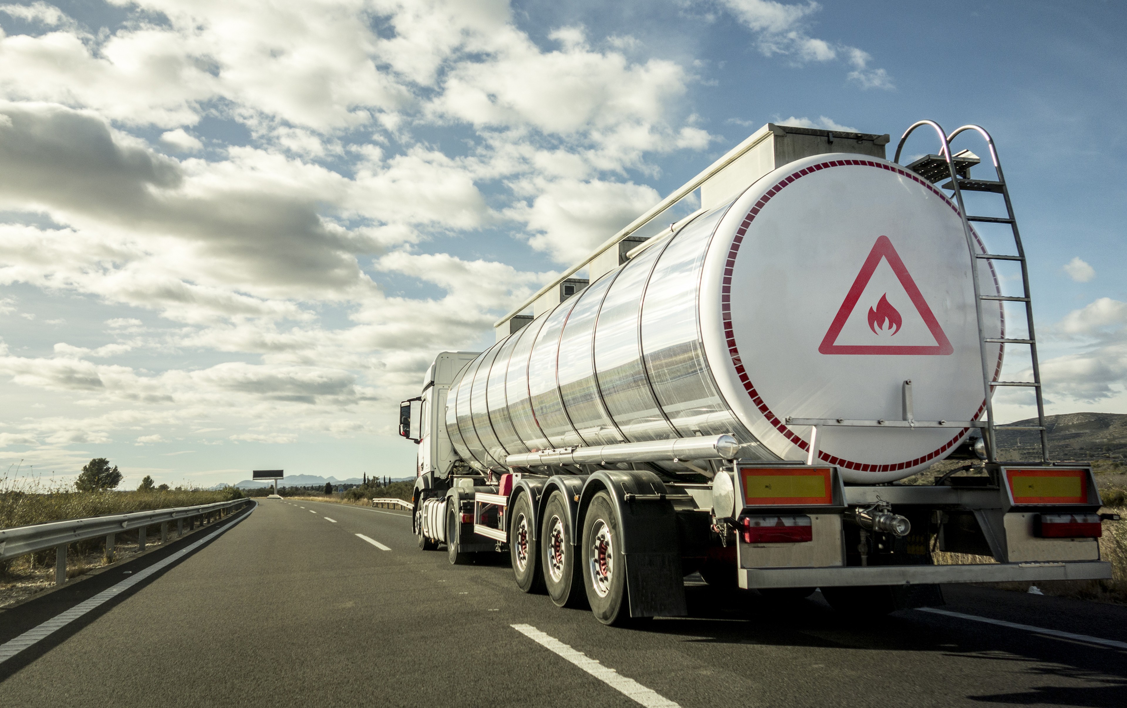 Camion citerne ADR autoroute