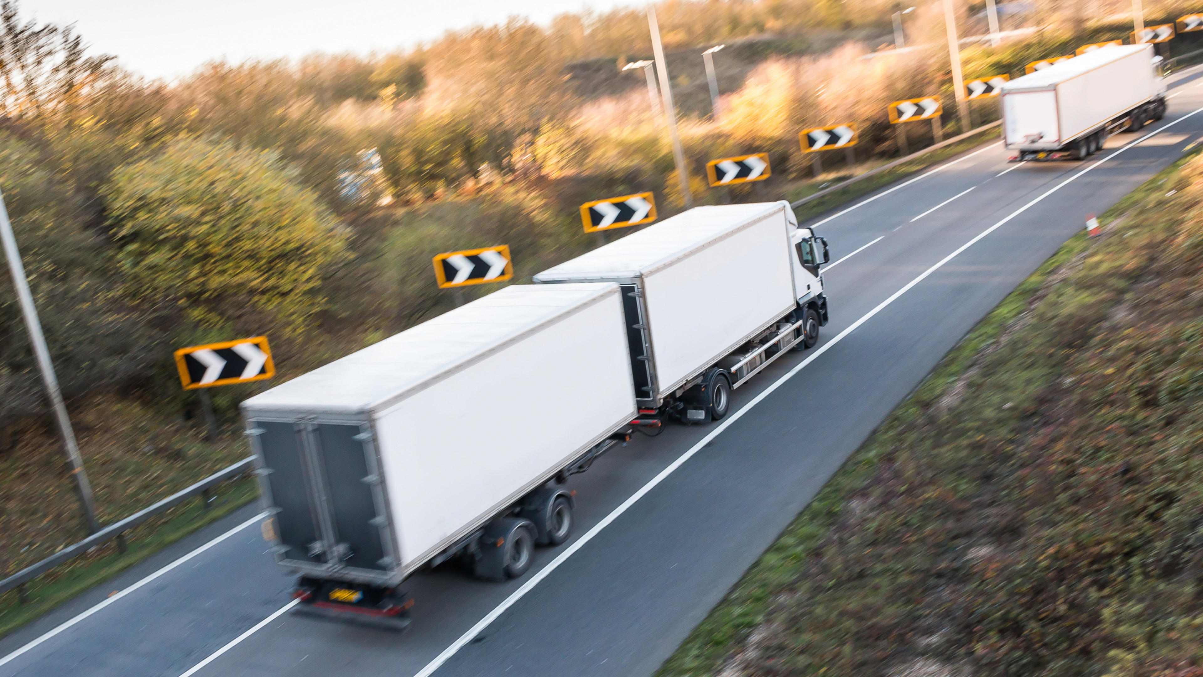 Camiones en carretera representando el cálculo del precio del kilometraje y el pilotaje de costes de transport
