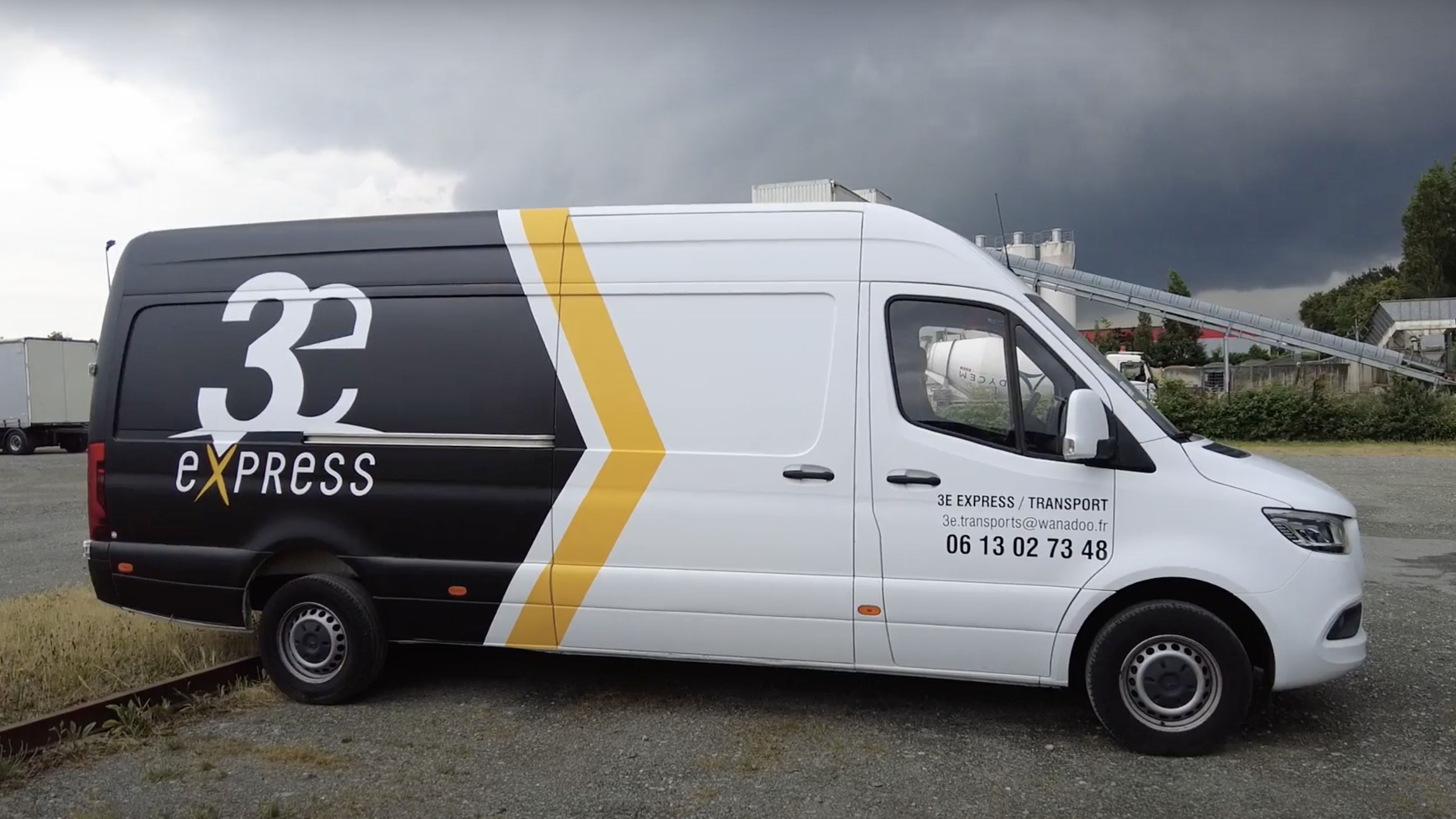 Véhicule utilisé pour le transport express par 3E