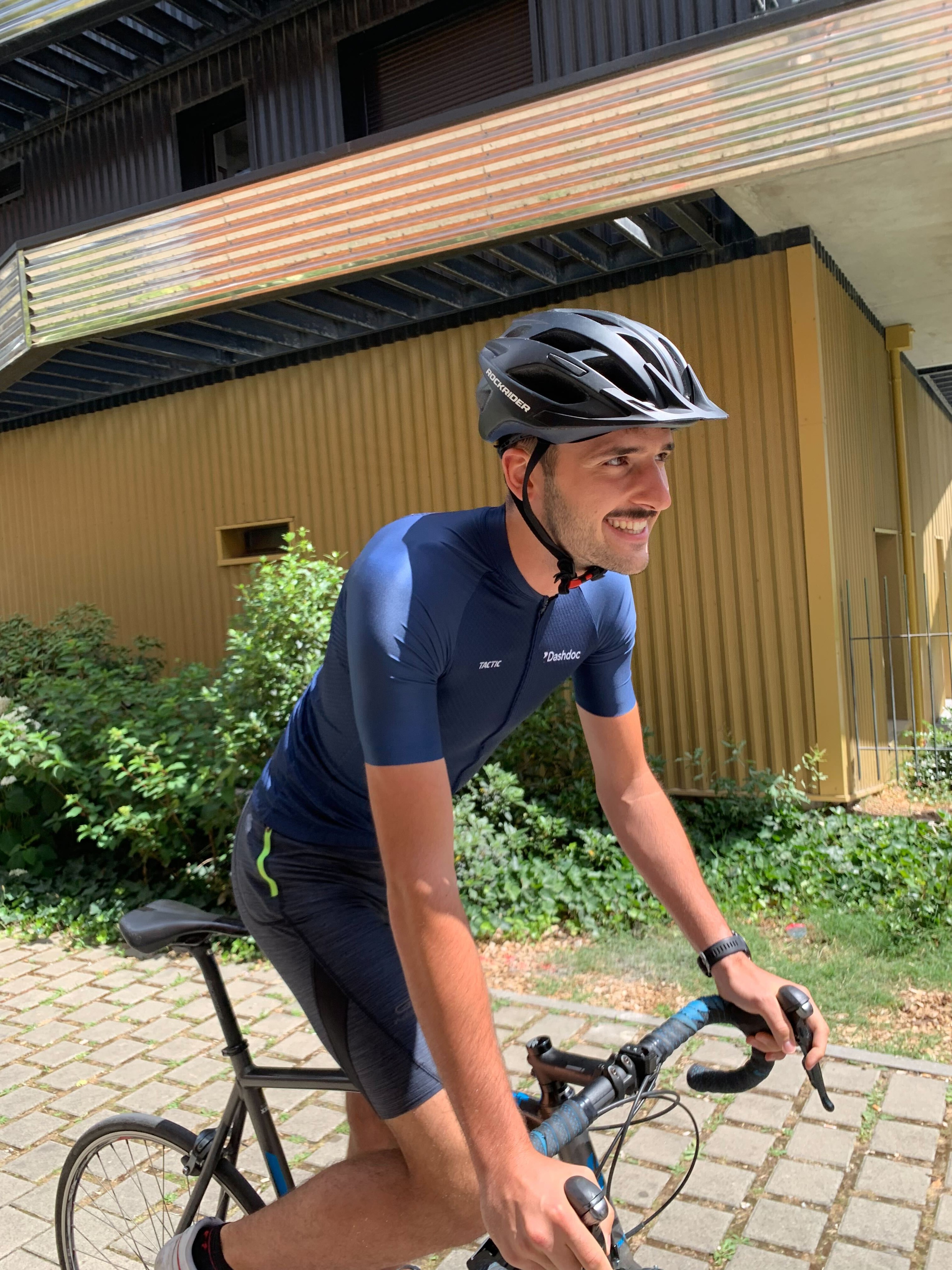 Emilien Bidet en vélo en train de s'entraîner pour le DashTour
