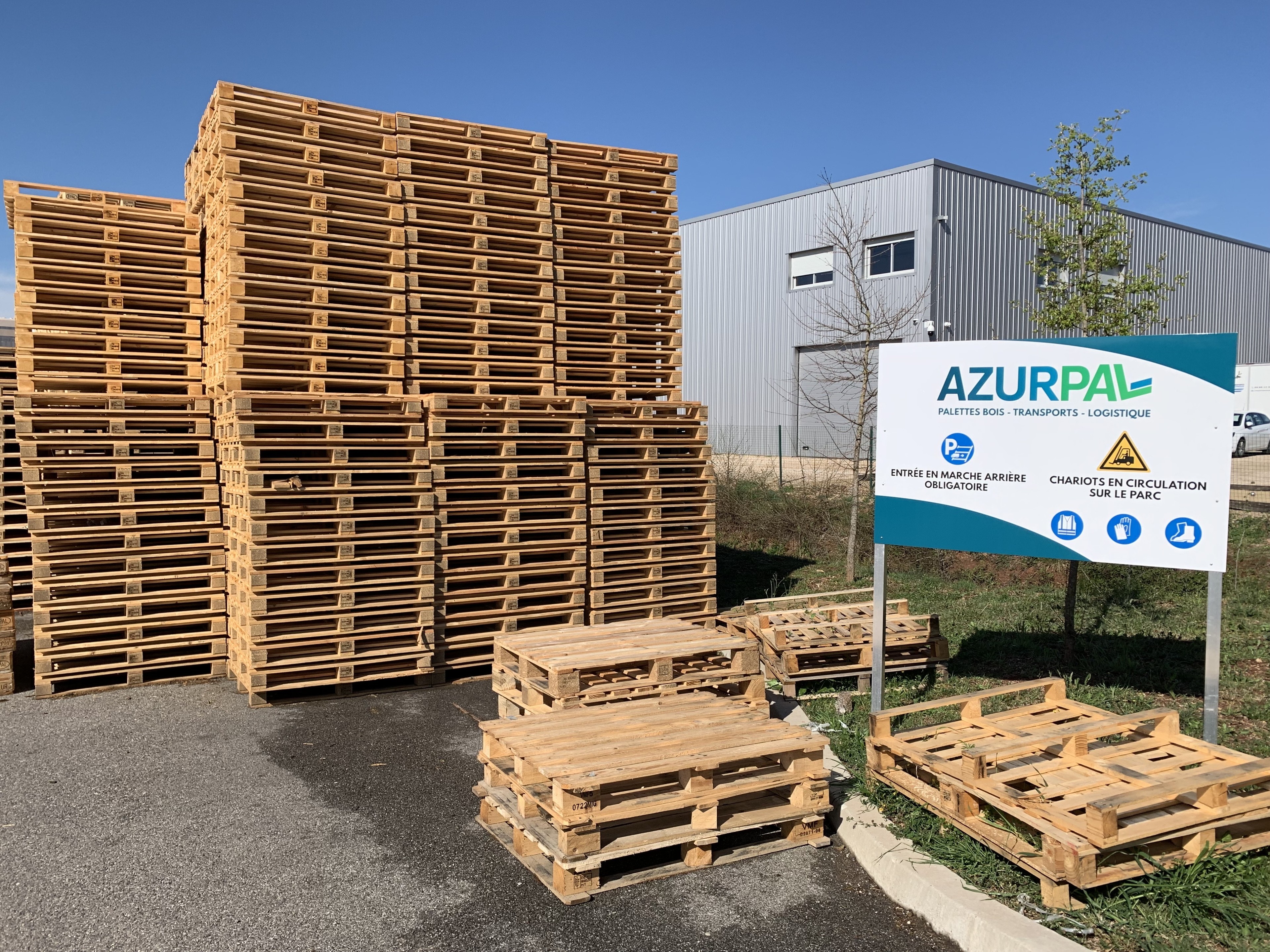Panneau Azurpal d'entrée entouré de palettes en bois
