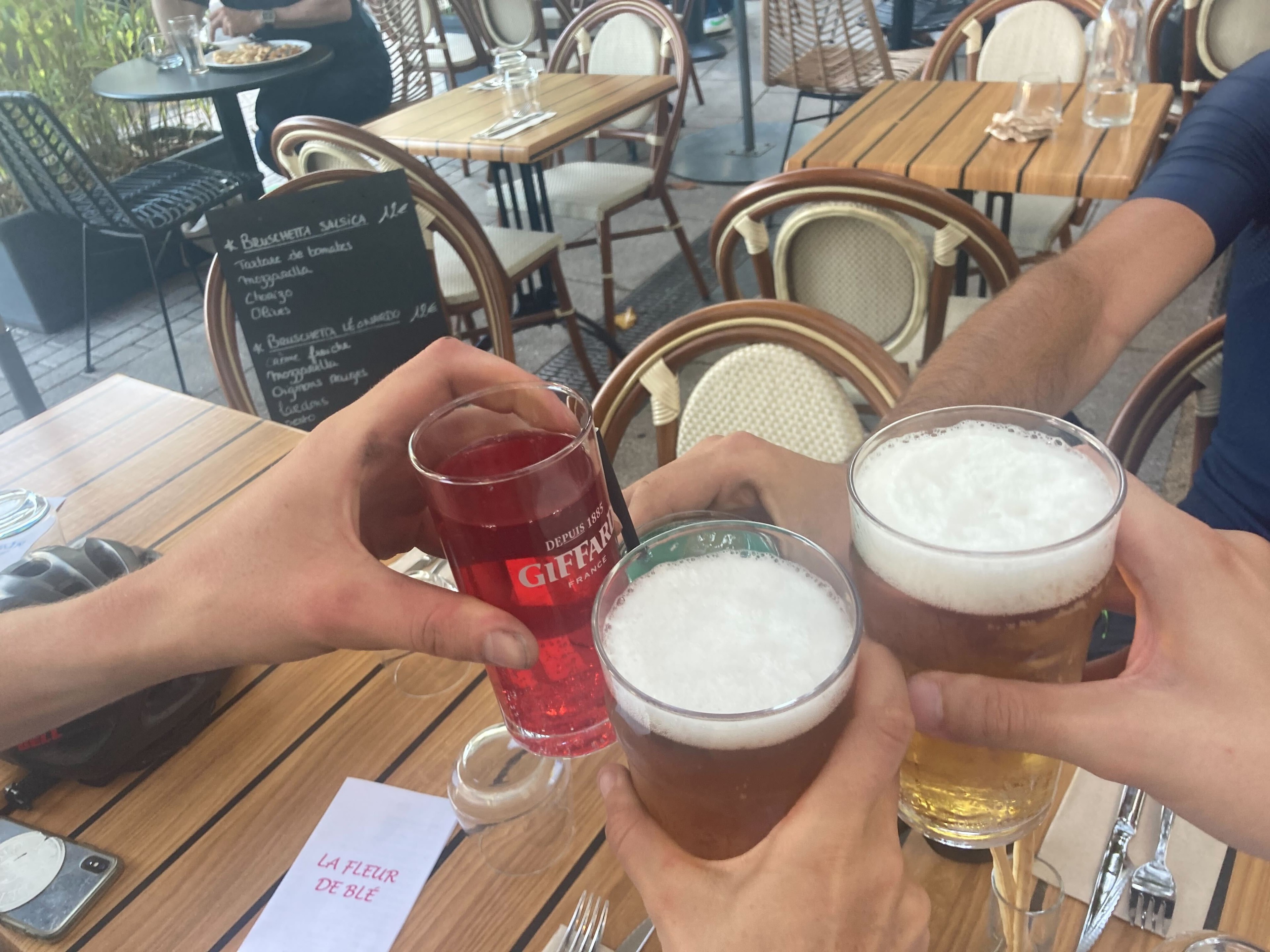 Solène, Emilien, Gustave et Freddy savourent un petit moment de détente après 291 kilomètres de sport intense.