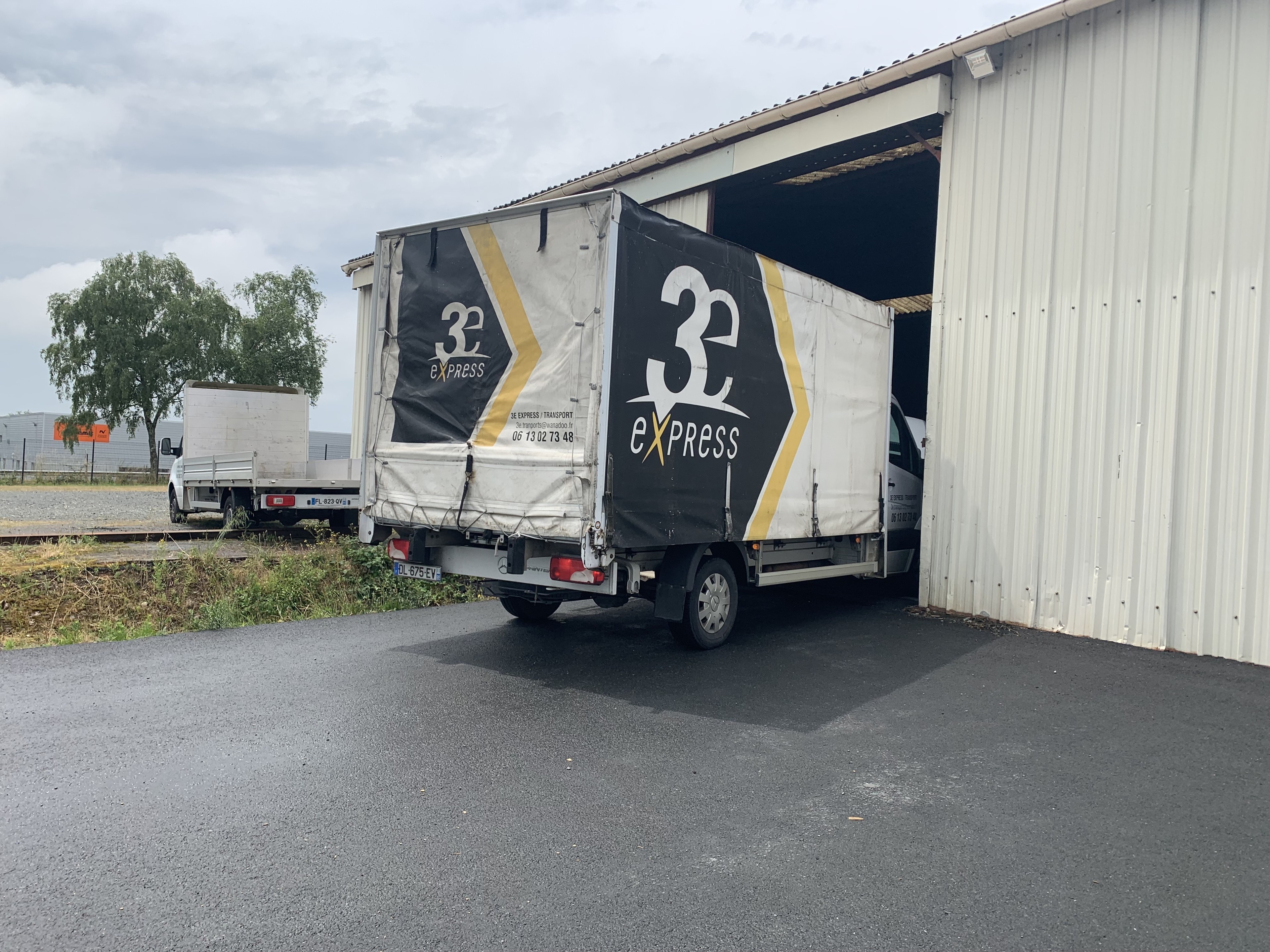 Poids lourd Transport 3E rentrant après son déchargement de livraison