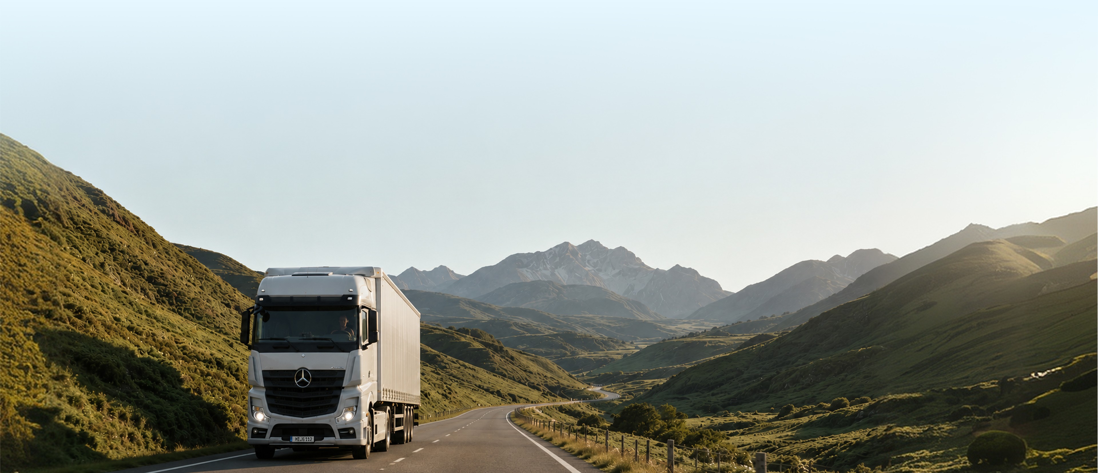 Camion Dashdoc sur une route de montagne