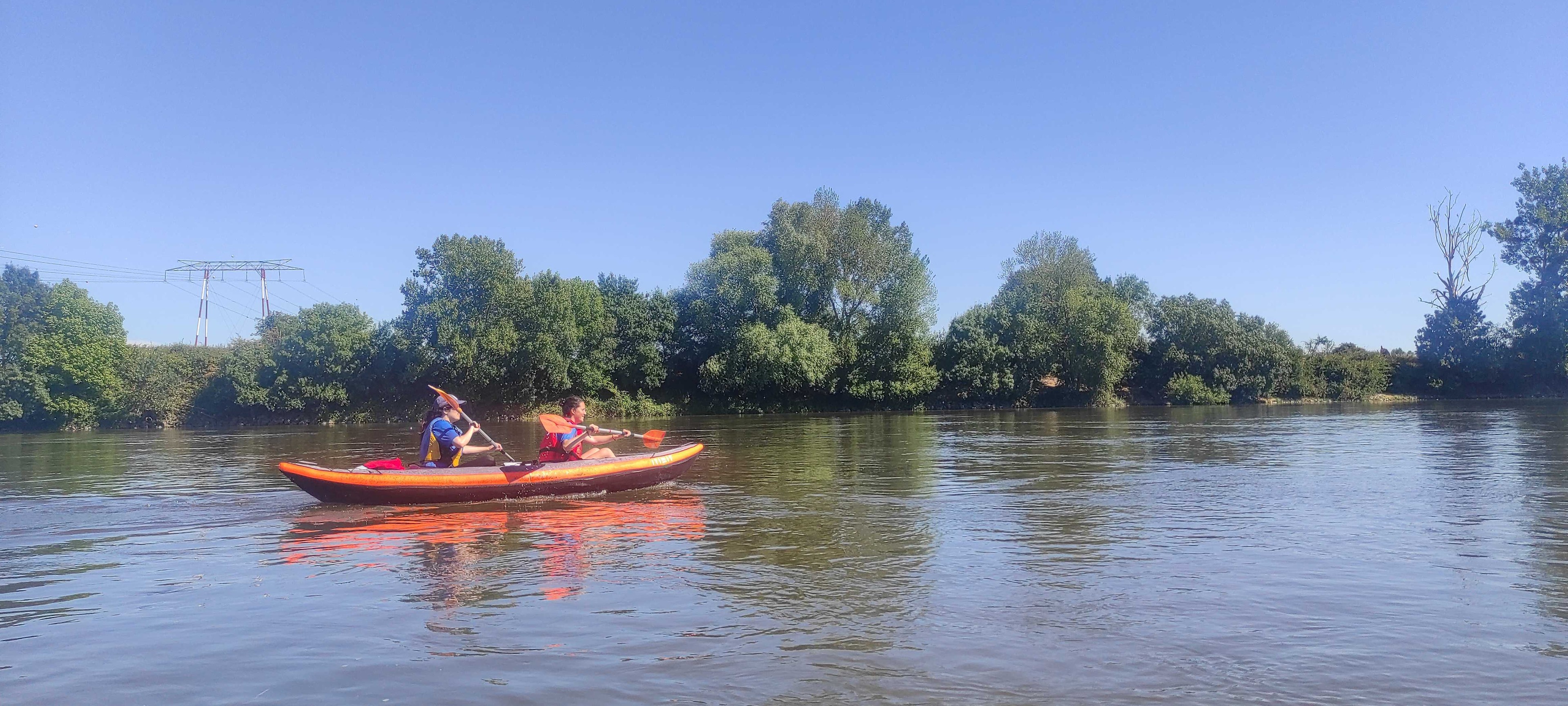 L'équipe du DashTour sur leur Kayak