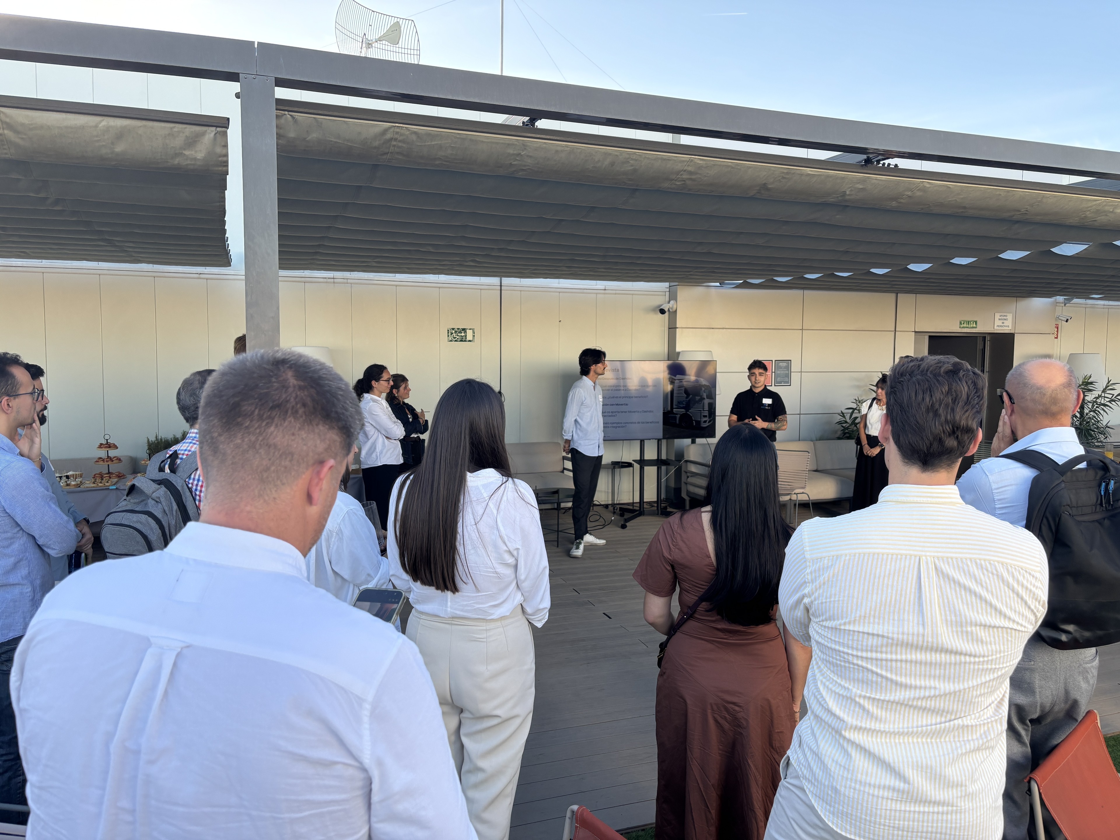 Foto de grupo de profesionales del transporte durante la presentación sobre telemática, TMS y sanciones DeCA en el afterwork de Dashdoc y Movertis en Madrid.