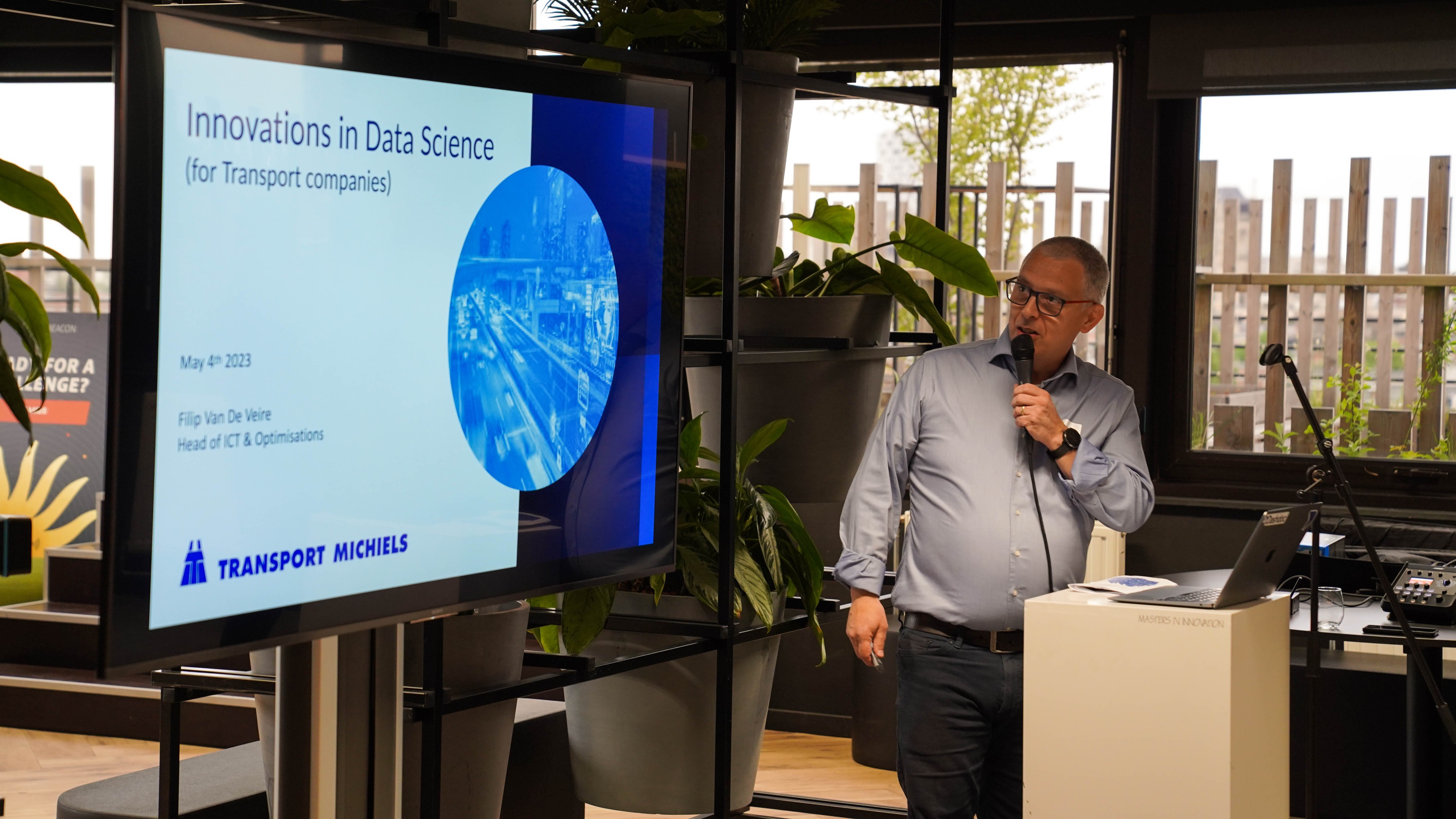 Ecran d'une conférence sur l'innovation dans la data science, durant l'événement organisé par Dashdoc