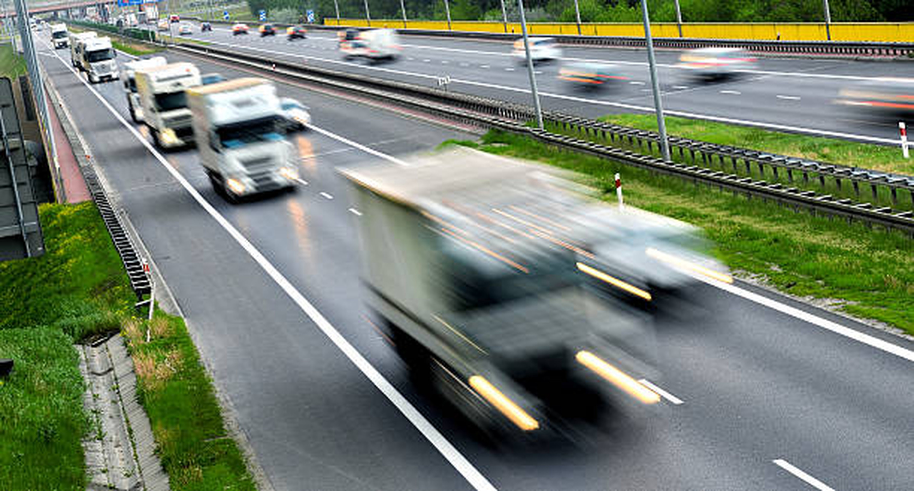 Camions sur l'autoroute à vive allure : réalisation de transport express