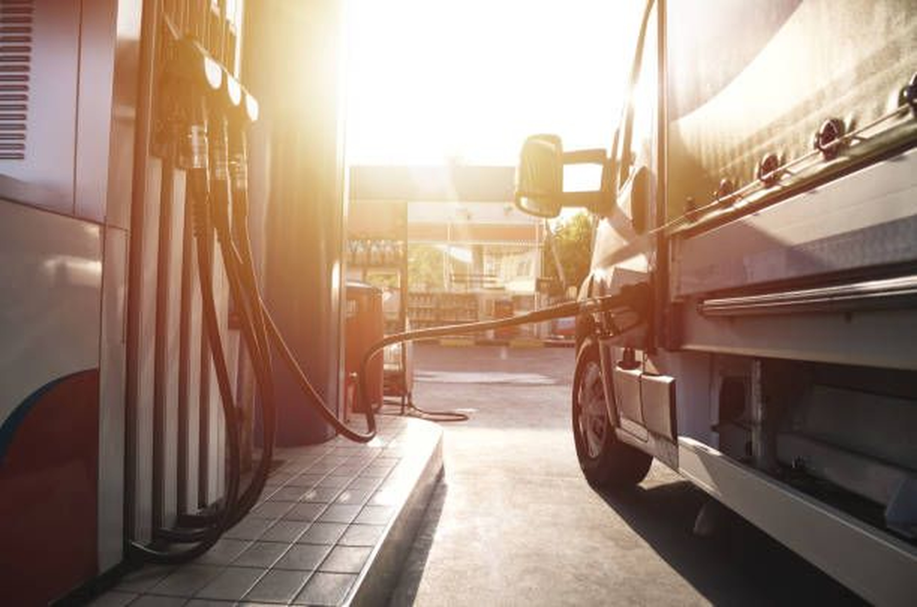 Camion qui se rempi de carburant à la station essence