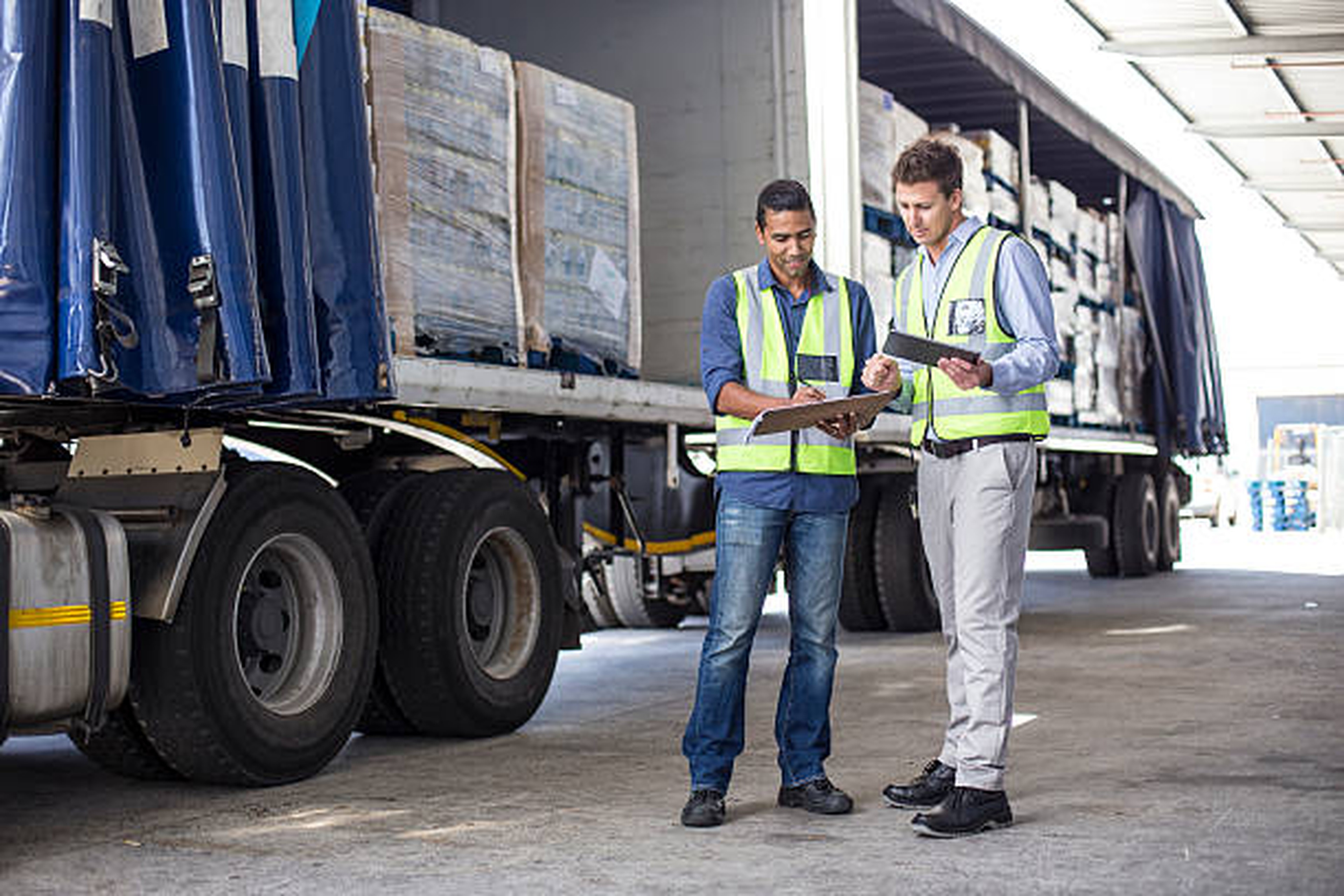 Driver and Logistics Dock Responsible are validating the security protocol