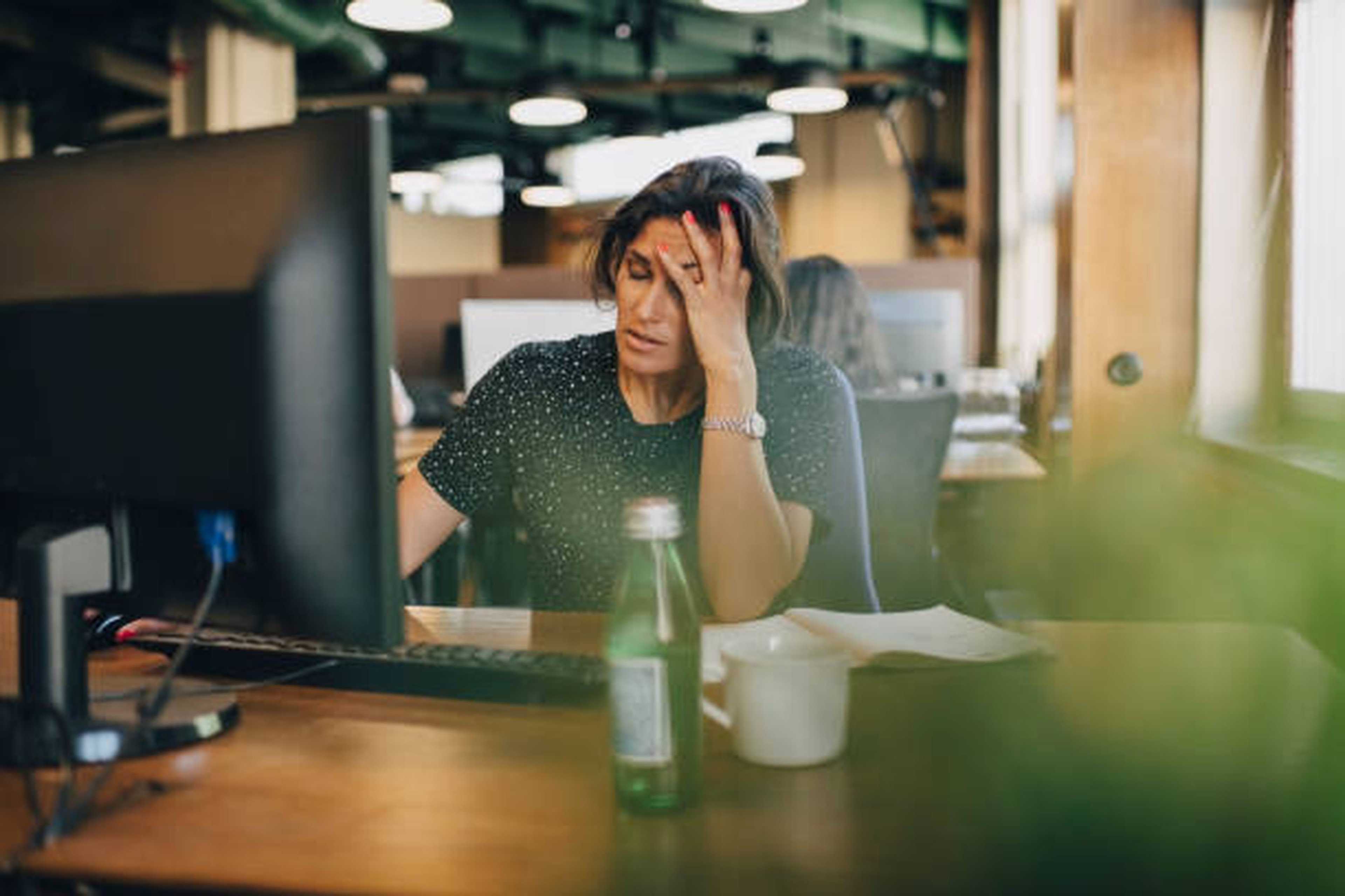Femme fatiguée devant son logiciel : erreurs dues à trop de saisies simultanées