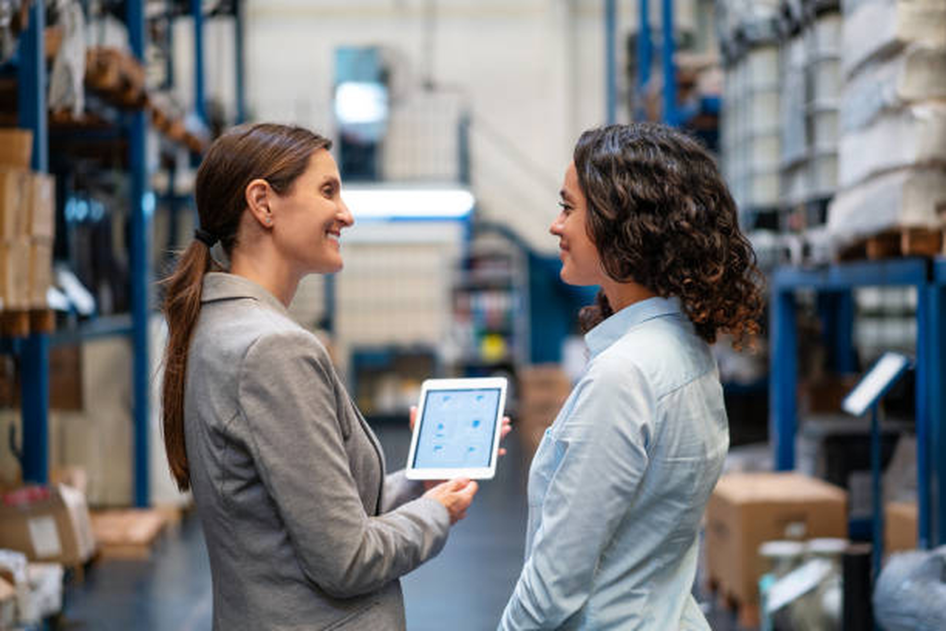 Manager et chef logistique regardent logiciel de prédictions pour la gestion logistique