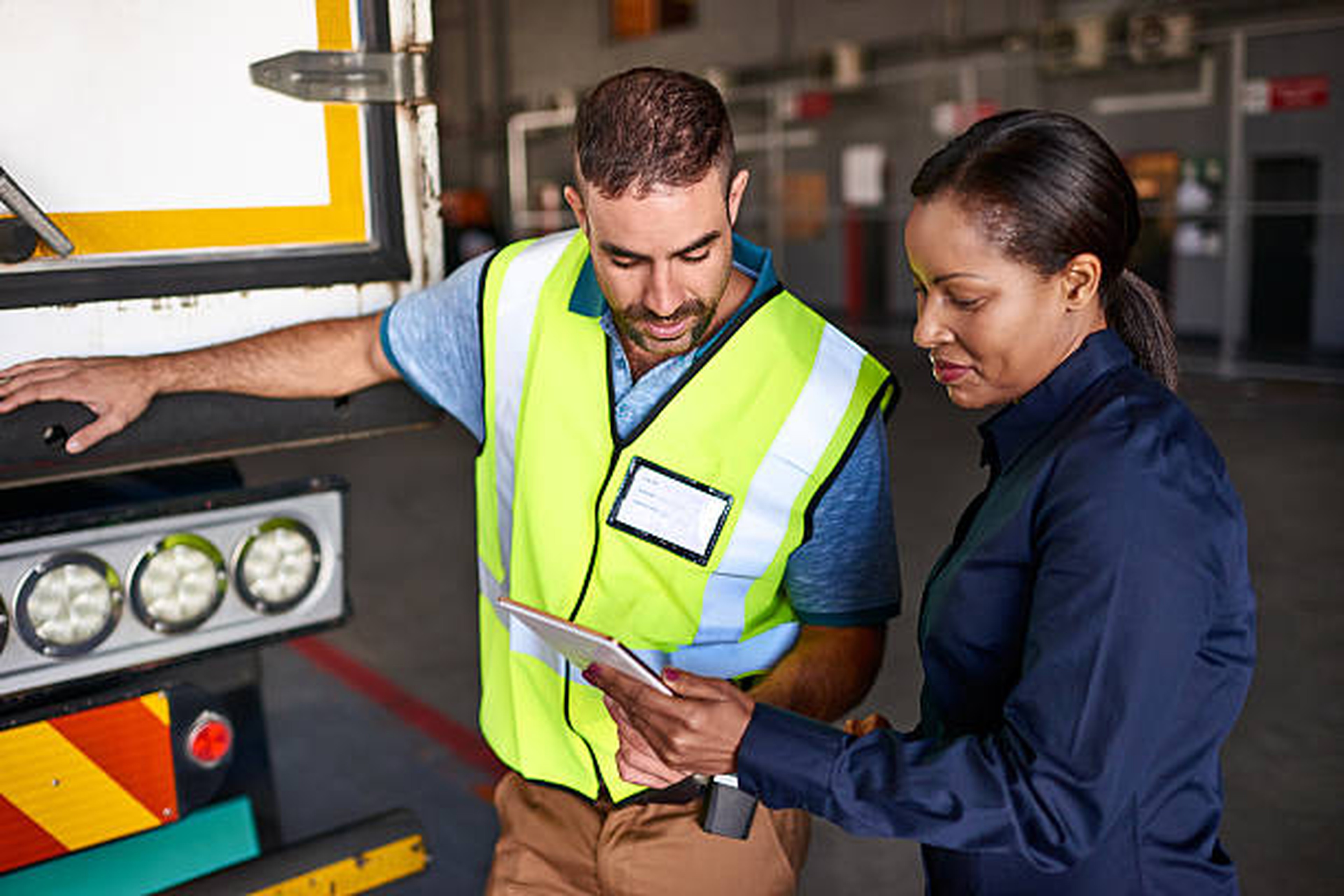 Le client montre au conducteur les documents de transport importants pour la ressaisie dans le logiciel