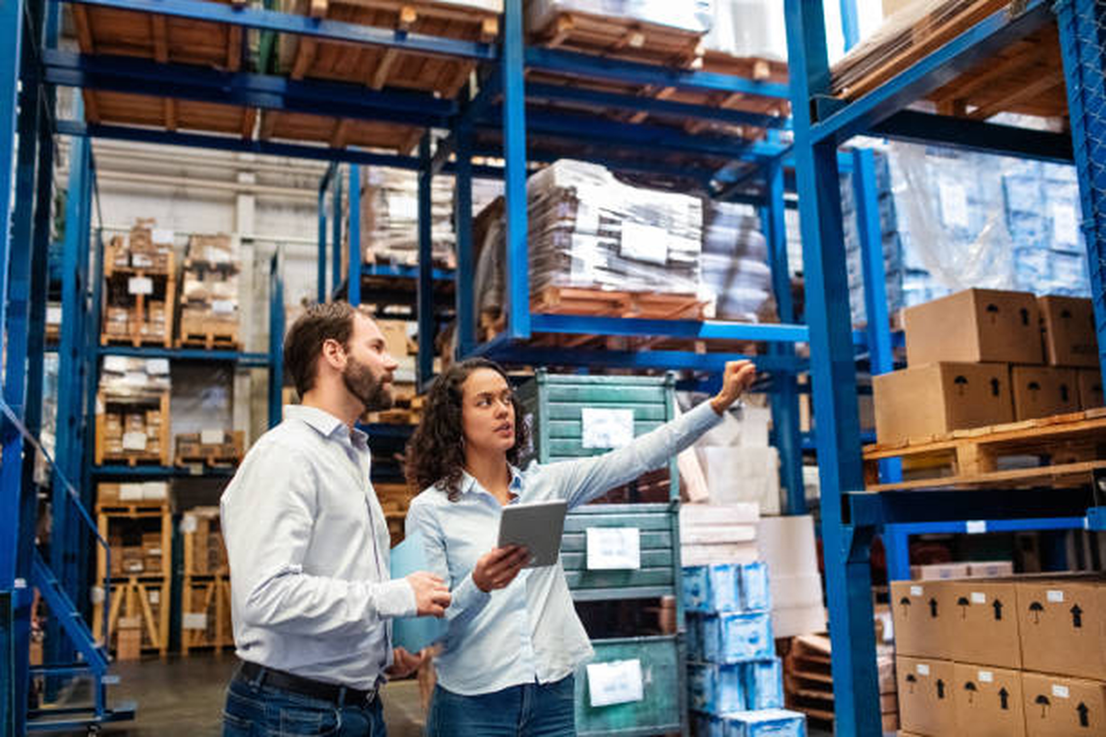 Monitoring of a good distribution center by two teammates