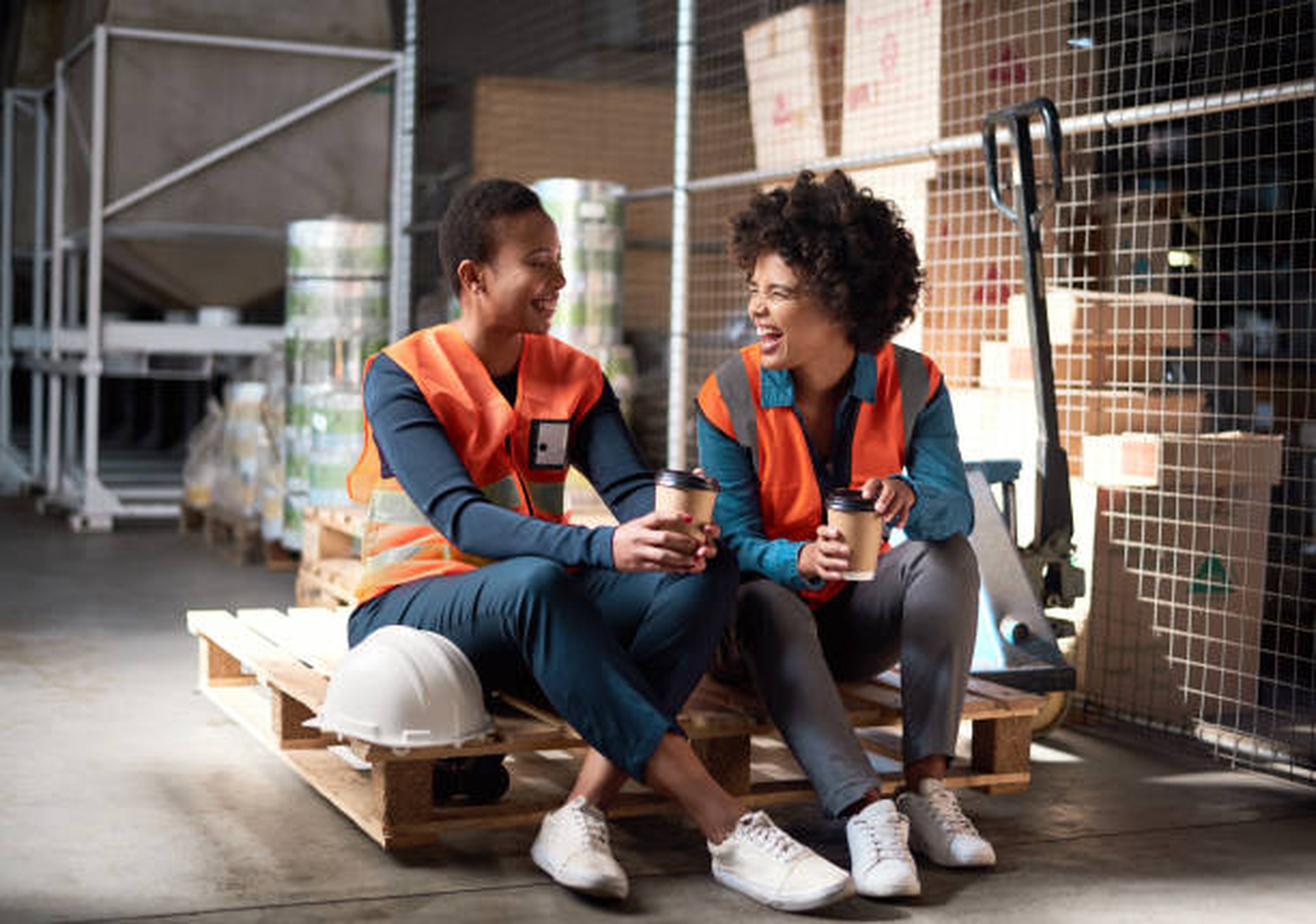 2 employées d'entrepôt partagent un café