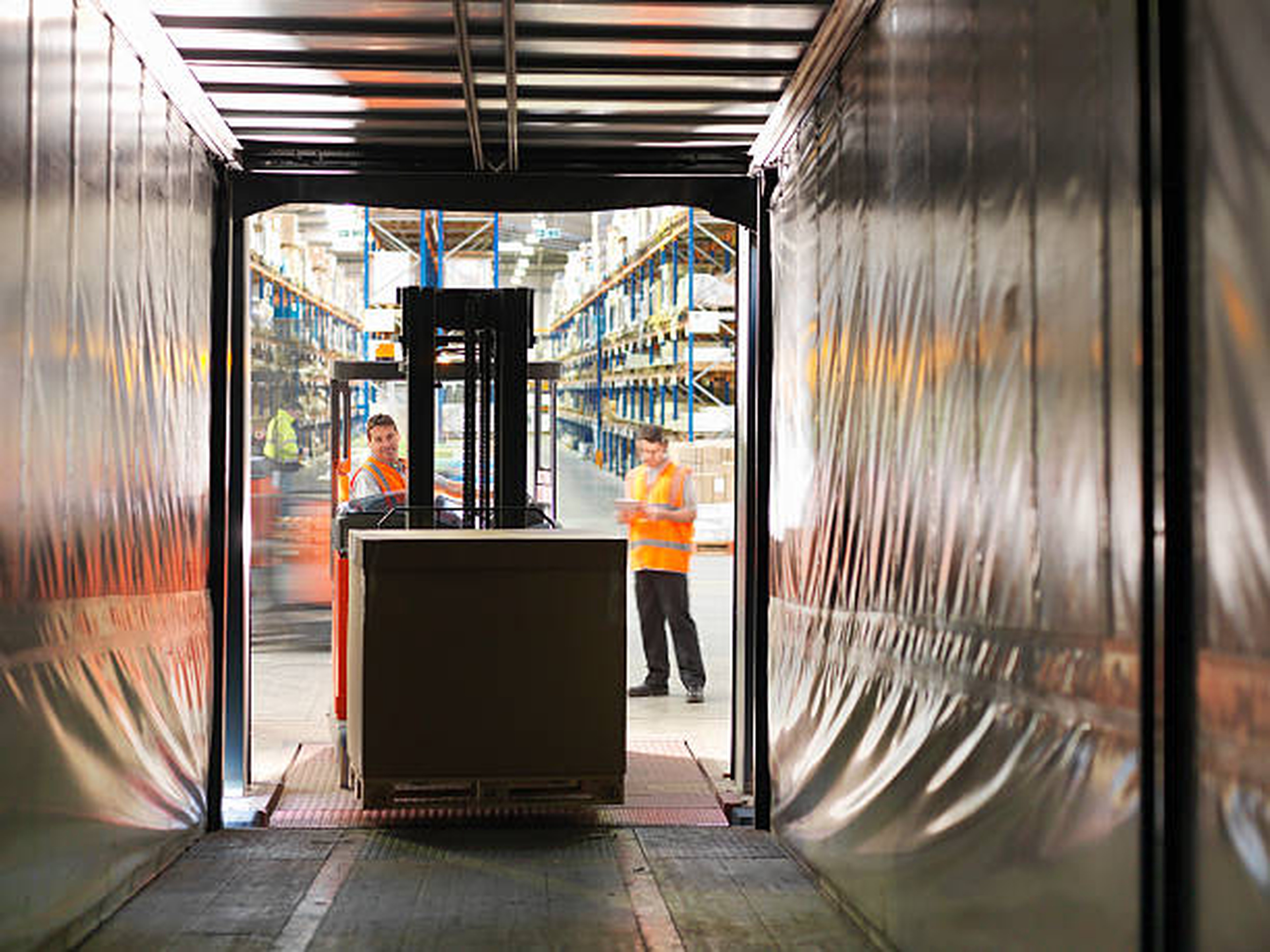 Unloading trucks thanks to well managed docks