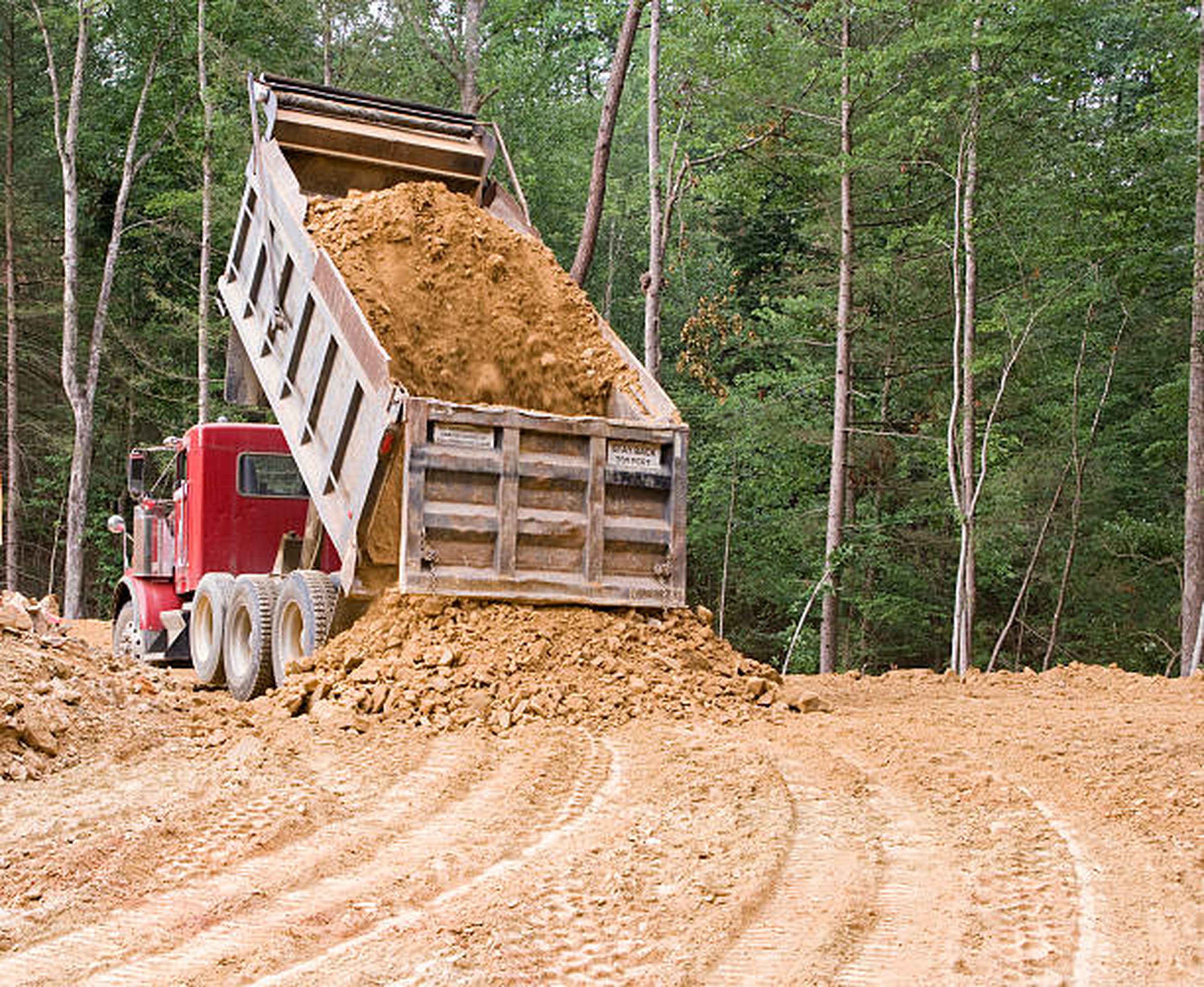Camion benne renversant ses gravas