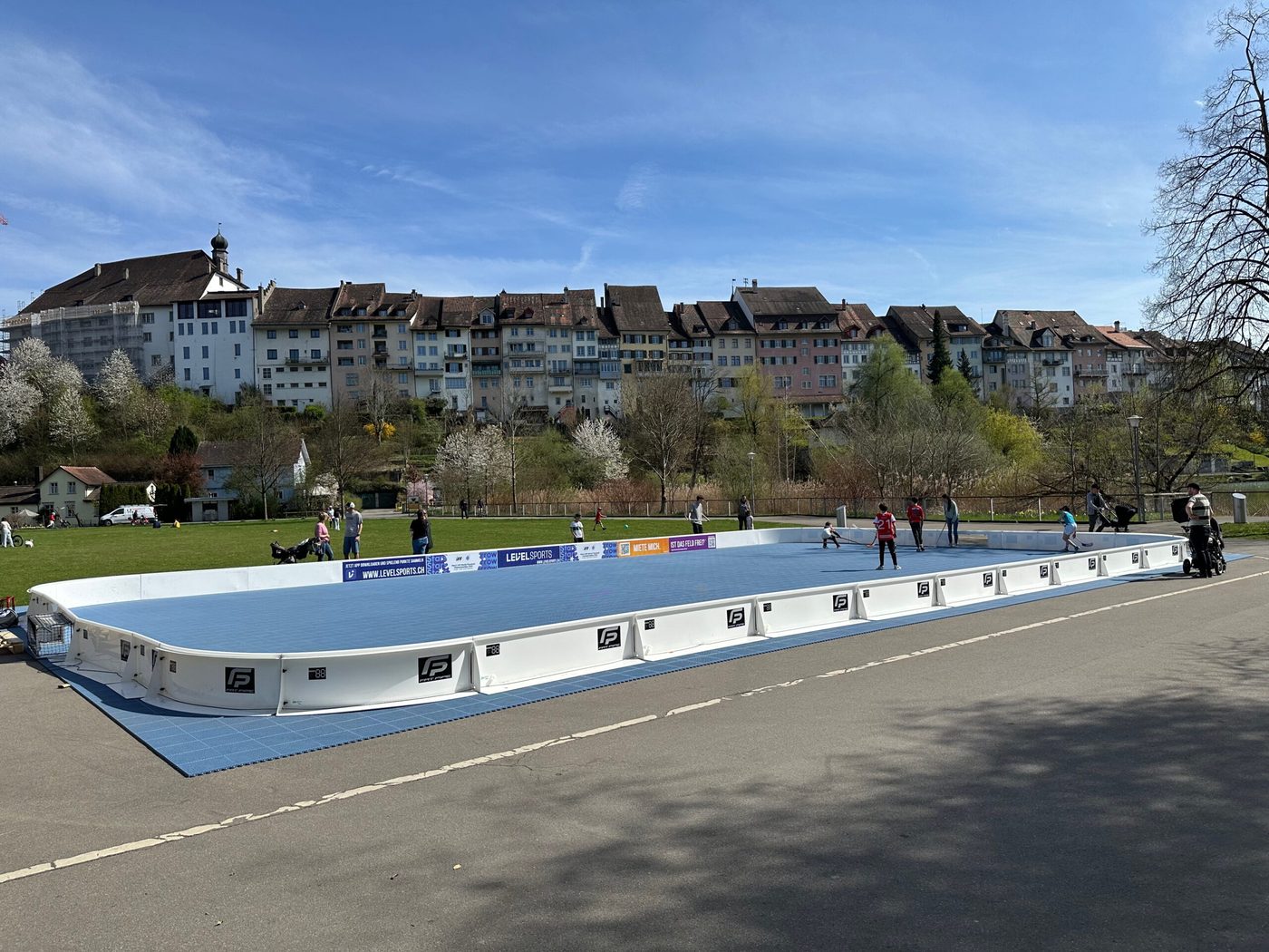Street Floorball auf dem mobilen Feld mit Spielerinnen und Spielern