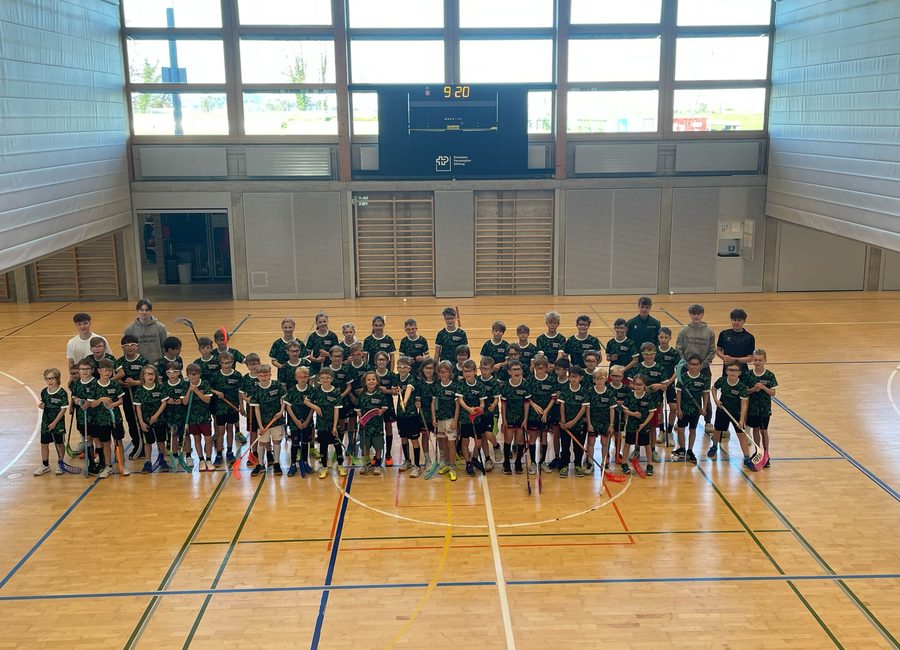 Kinder und Trainer von Kindersport Regio Wil gemeinsam in der Turnhalle