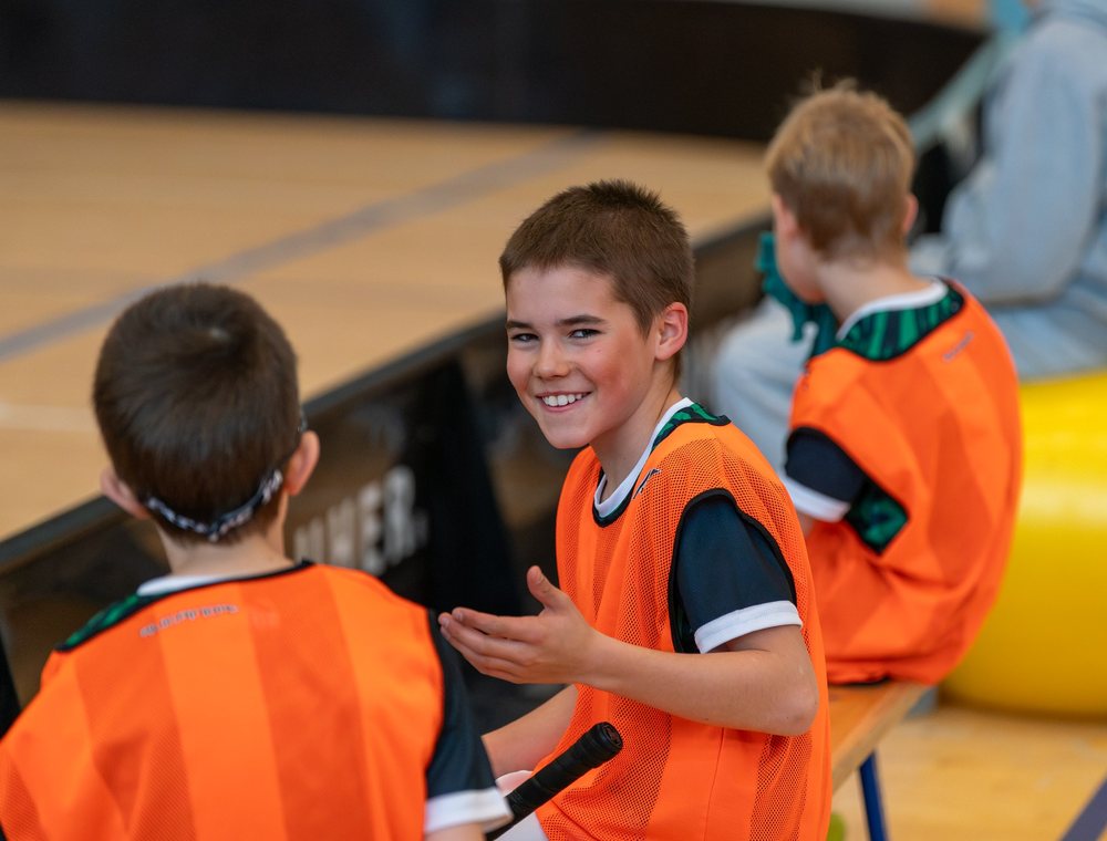 Kinder beim gemeinsamen Teamspiel