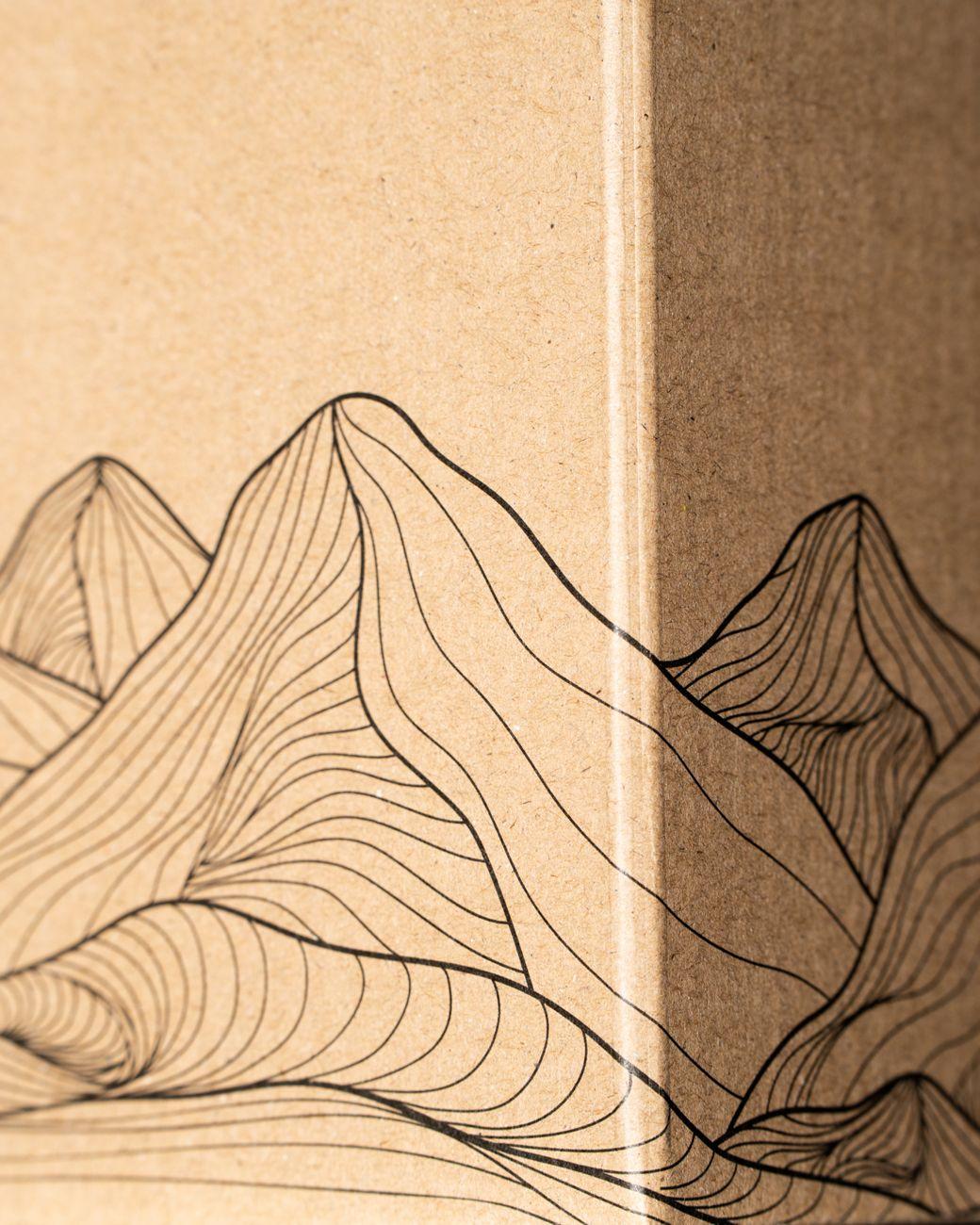 Out For Joy Verpackung mit gezeichneter Berglandschaft auf Kraftkarton