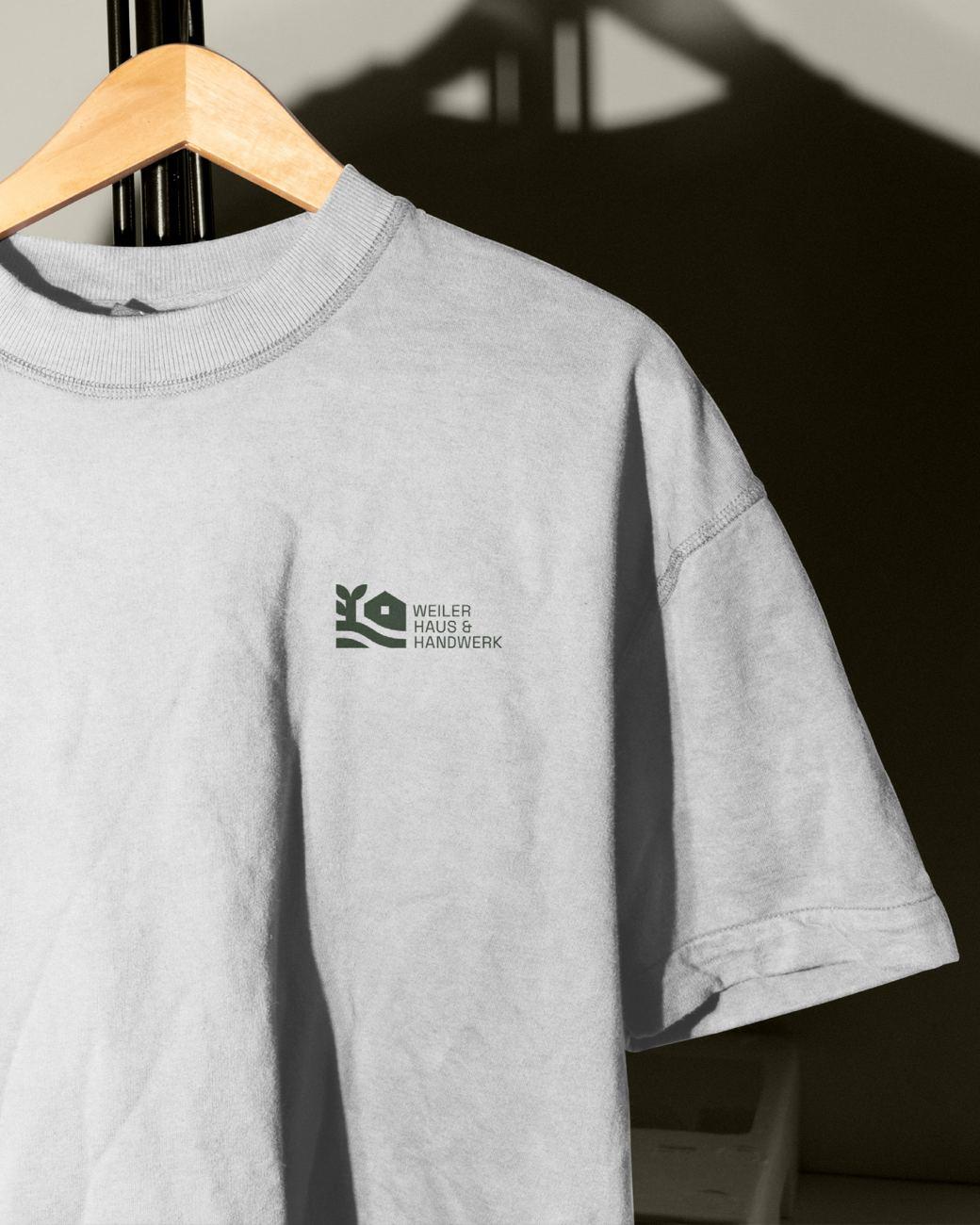 Weiler Haus & Handwerk T-Shirt auf einem Kleiderbügel
