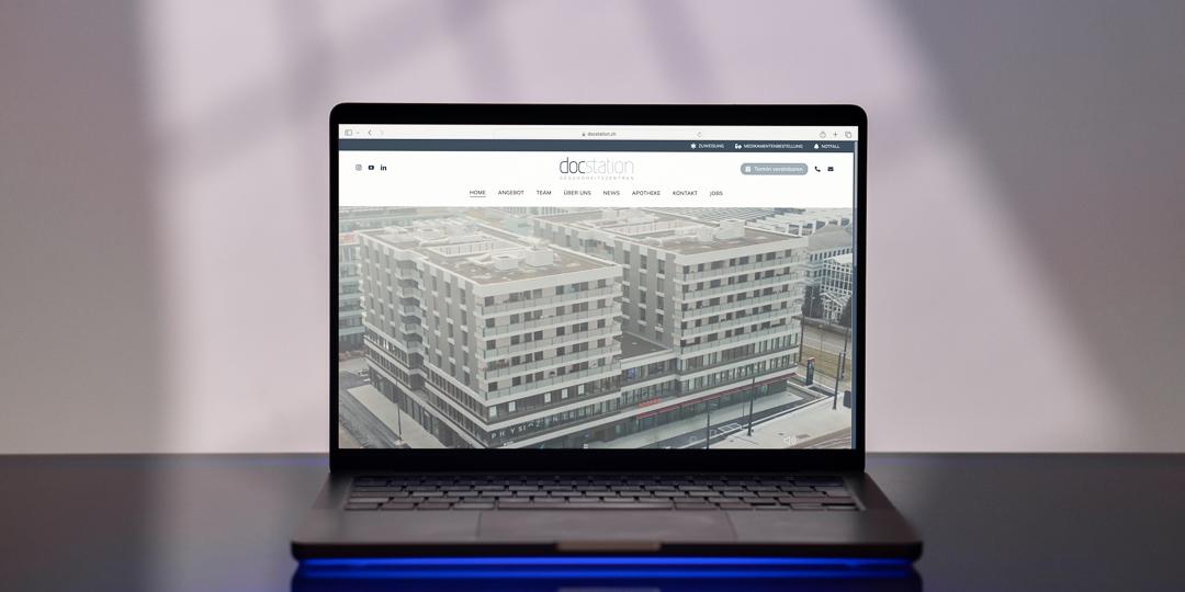 Laptop zeigt die docstation-Website mit Gebäudeansicht