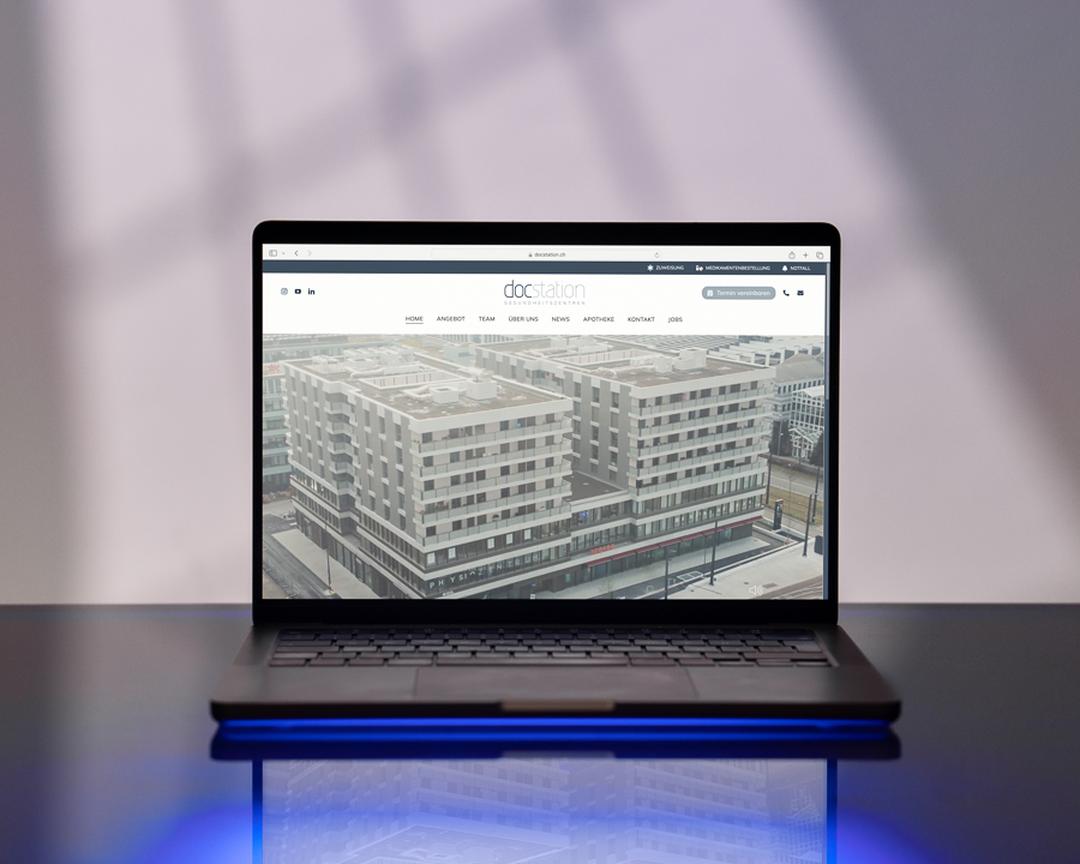 Laptop zeigt die docstation-Website mit Gebäudeansicht