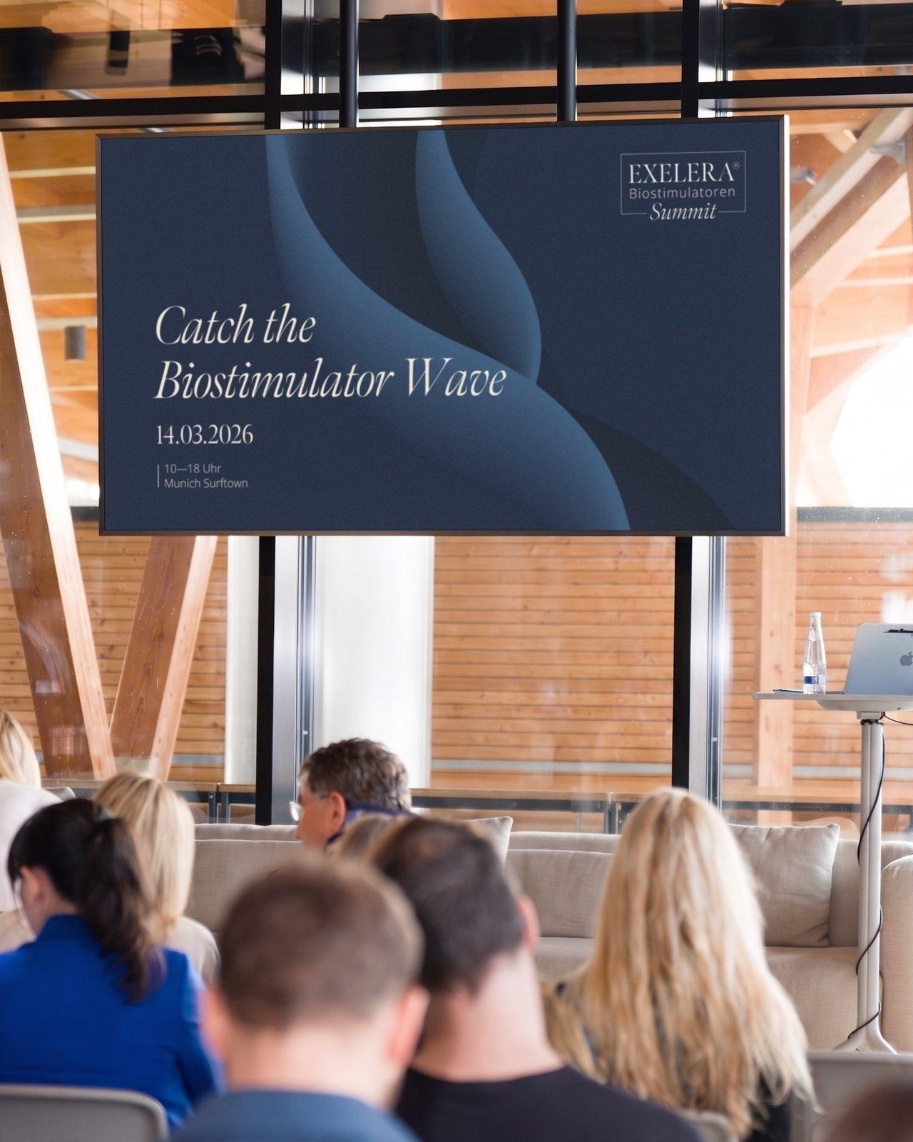 EXELERA® Biostimulatoren Summit: Präsentation „Catch the Biostimulator Wave“ auf einem Bildschirm vor Publikum