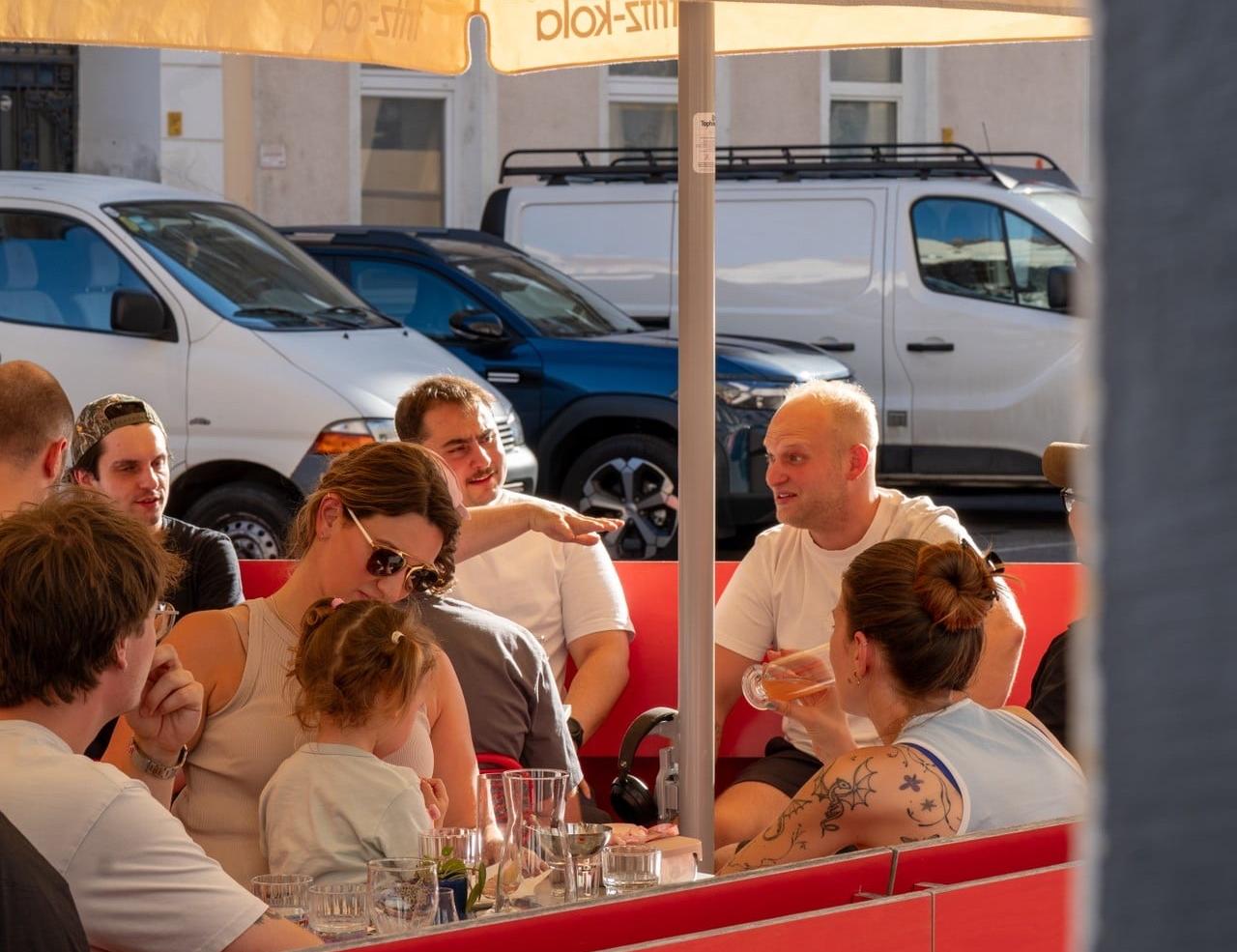 Volle Terrasse der Combo Bar unter fritz-kola-Sonnenschirmen