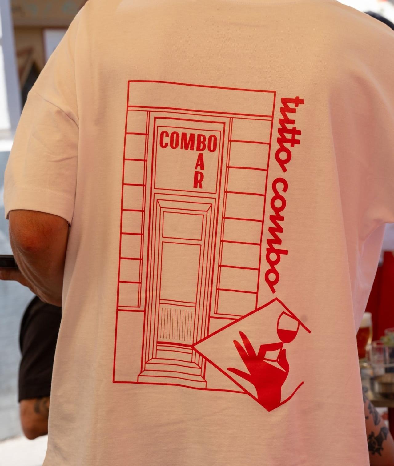 Rücken eines T-Shirts mit rotem Combo-Bar-Aufdruck „tutto combo“