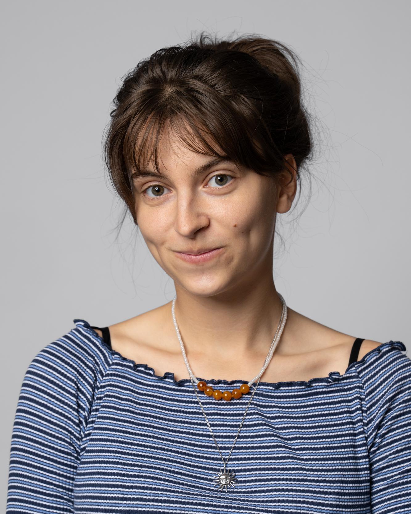Verena Haitzinger im gestreiften Oberteil mit Bernsteinkette