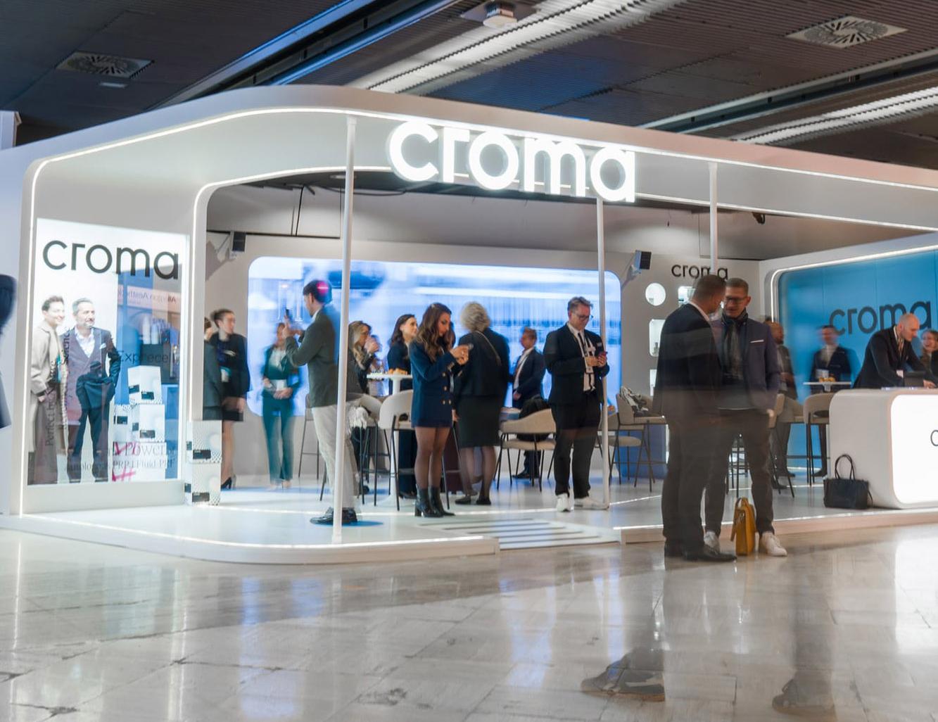 Croma-Messestand mit Besucherinnen und Besuchern in einer Halle