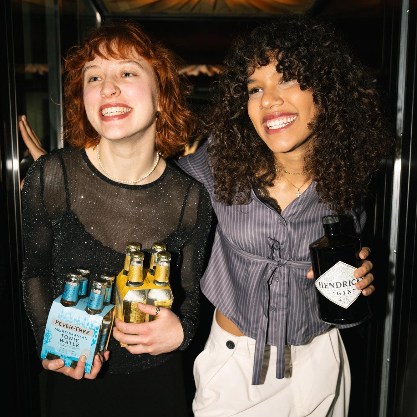 Zwei Frauen halten Fever-Tree-Dosen und eine Hendrick’s-Flasche
