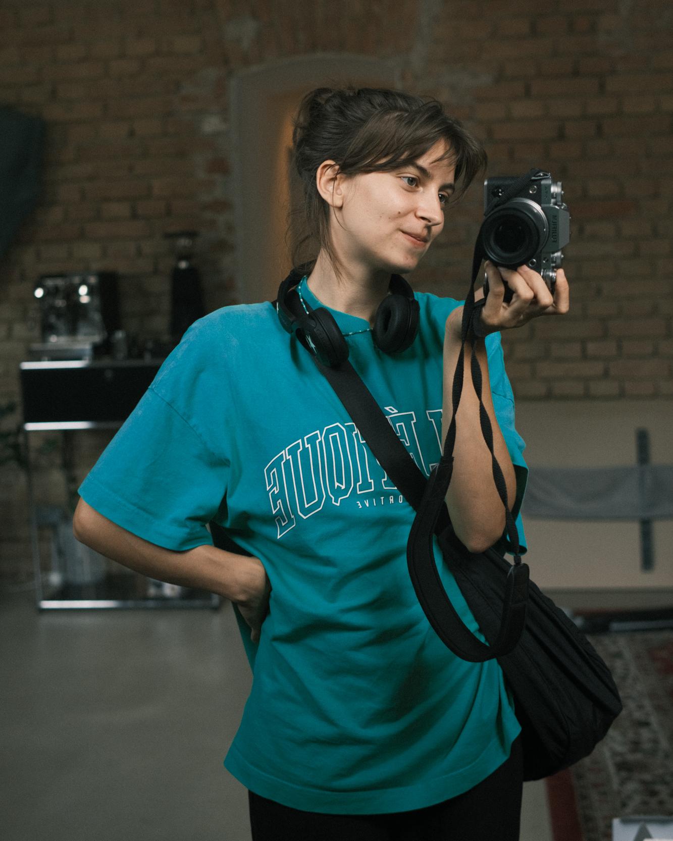 Verena Haitzinger fotografiert im türkisen Shirt