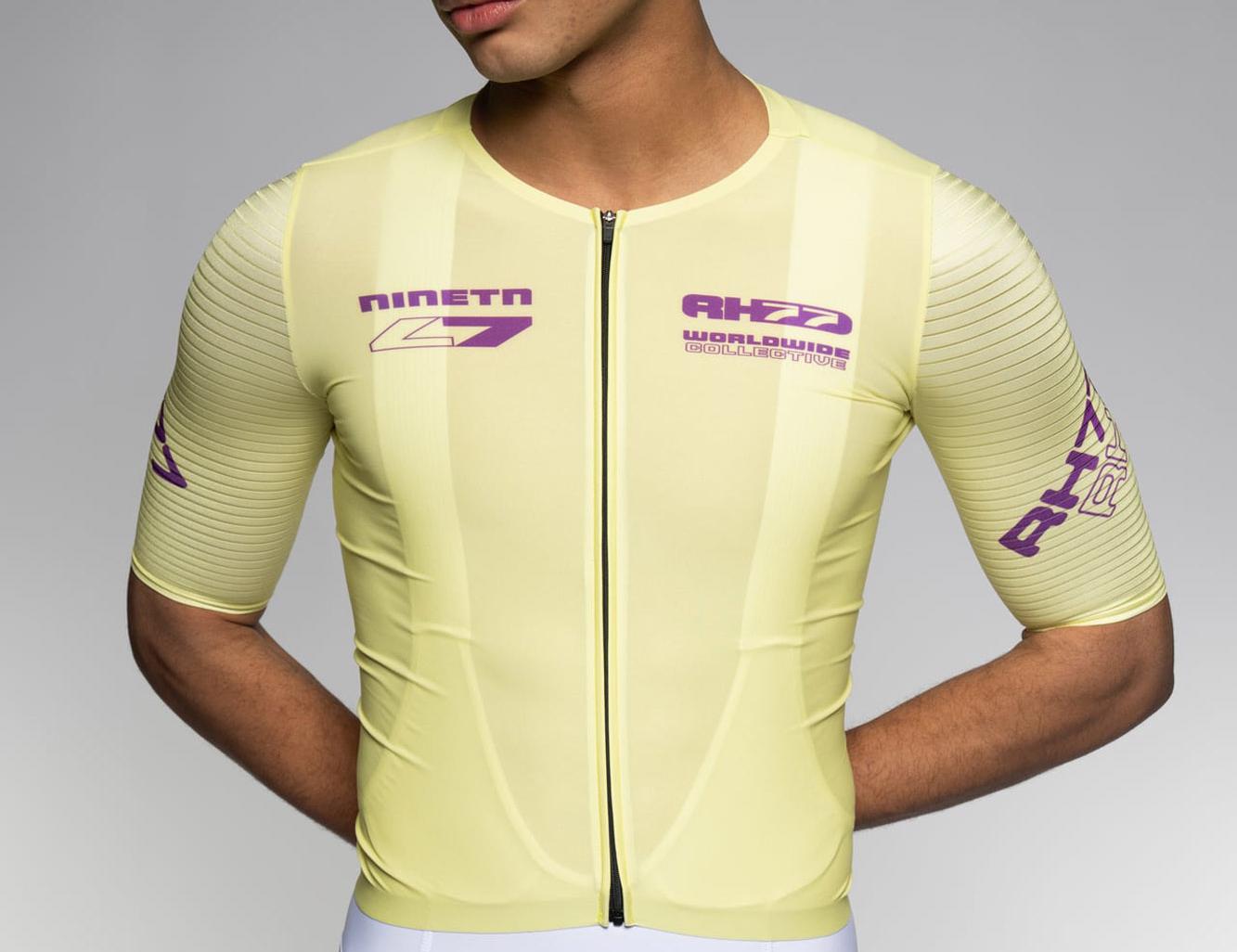 Radsportler im hellgelben RH77-Trikot vor hellem Hintergrund