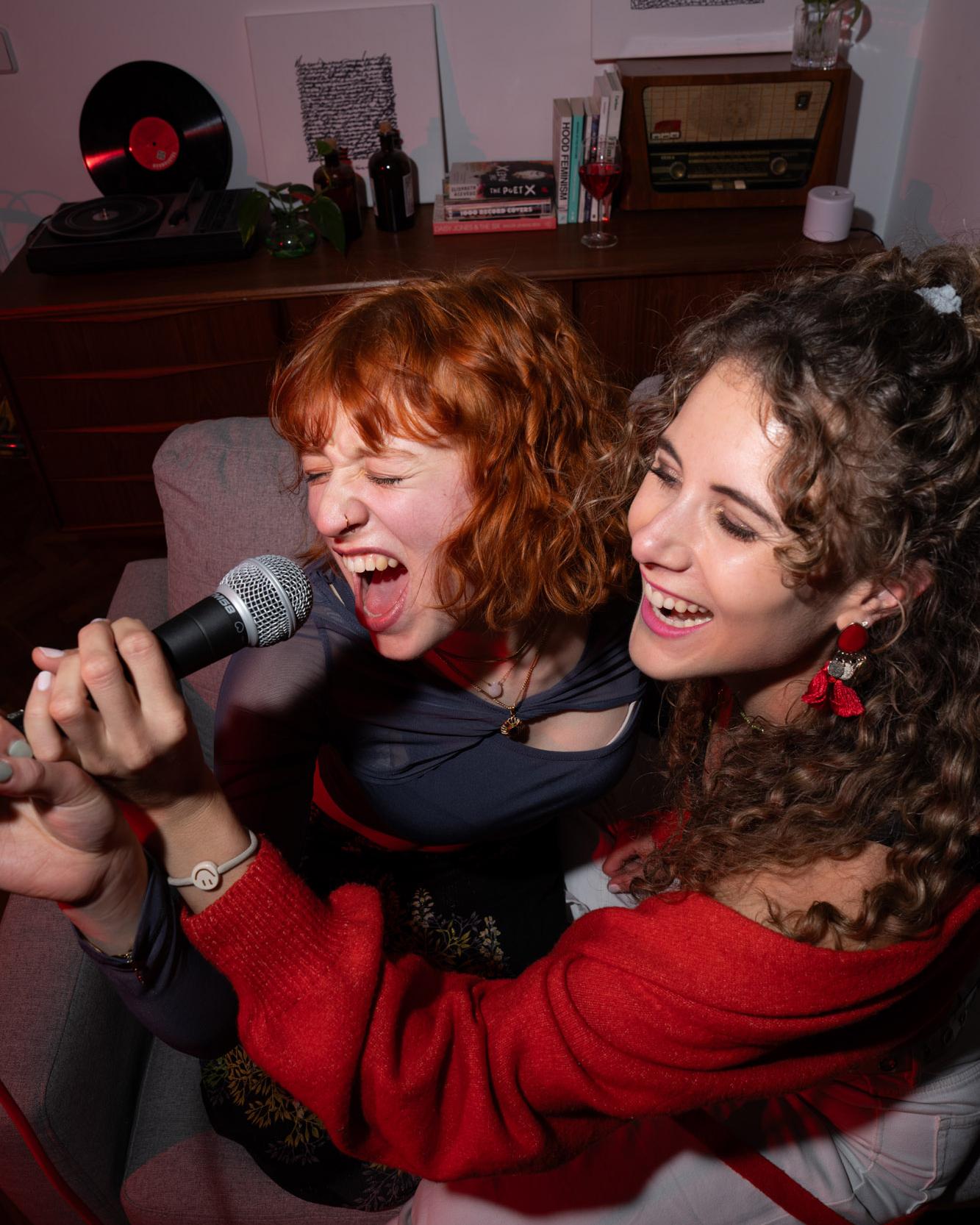 Zwei Frauen singen gemeinsam in ein Mikrofon